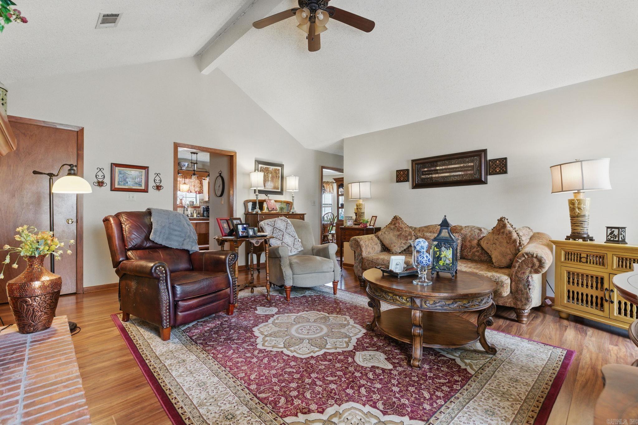 3 Redleaf Cir