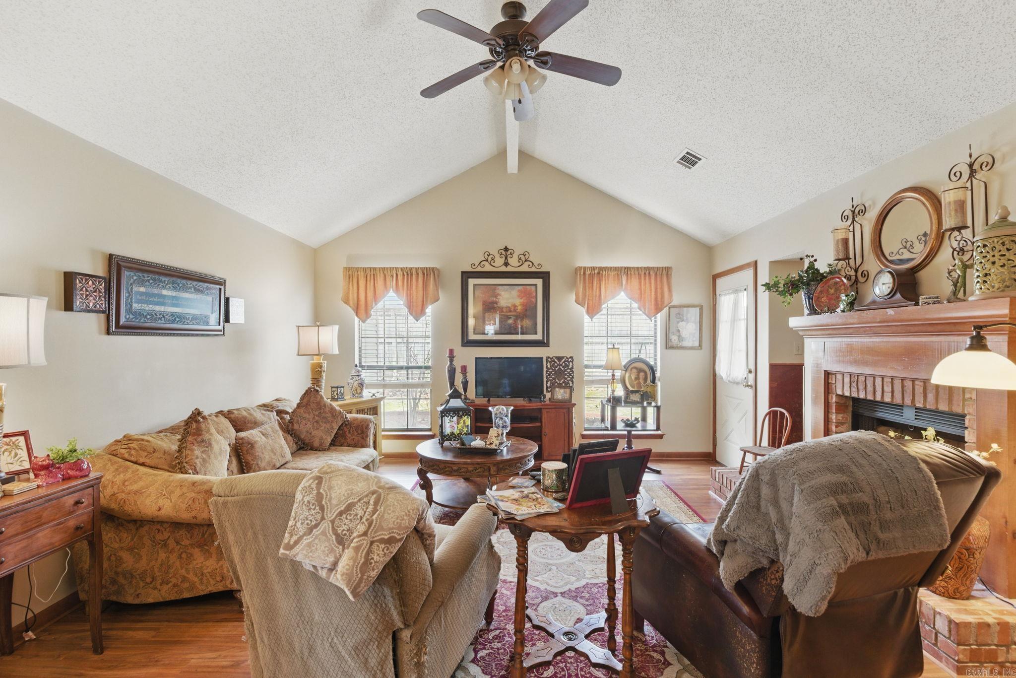 3 Redleaf Cir