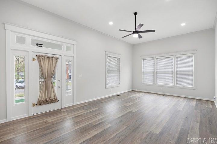 405 Avenue 1 NE