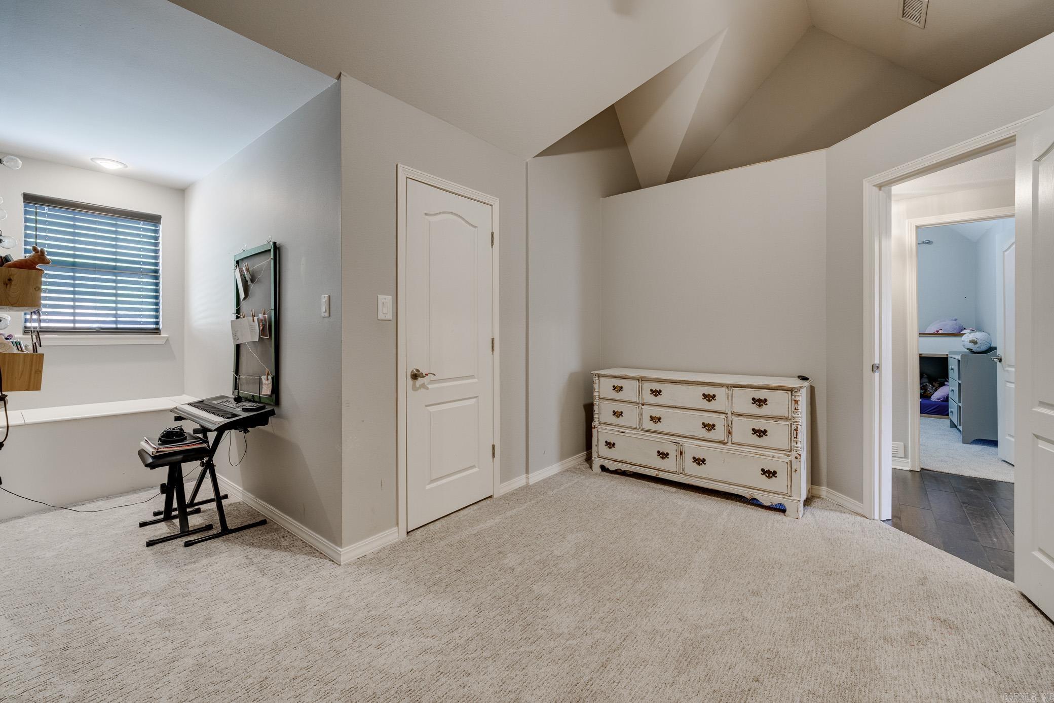 1025 Summerwood
