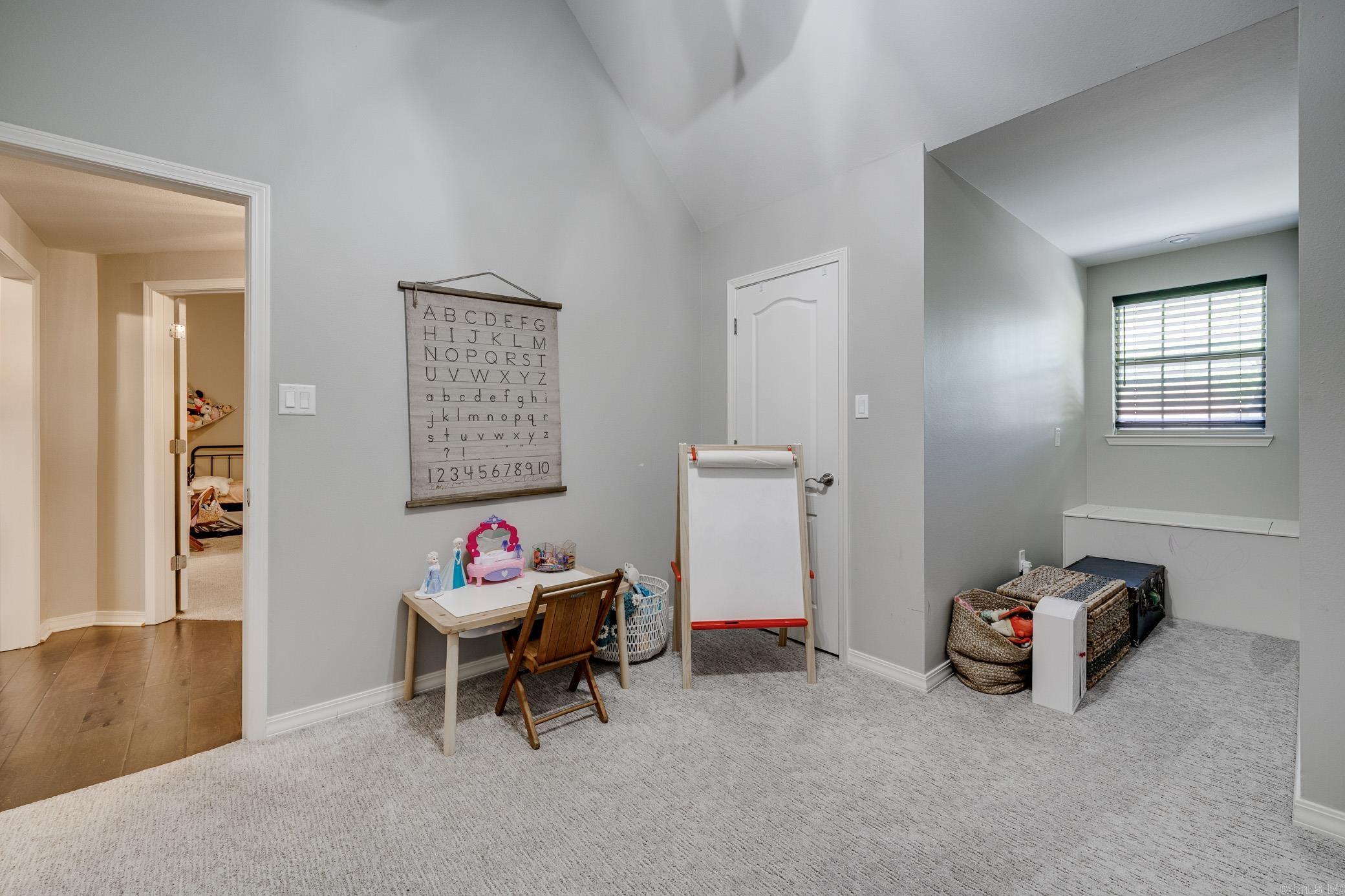 1025 Summerwood