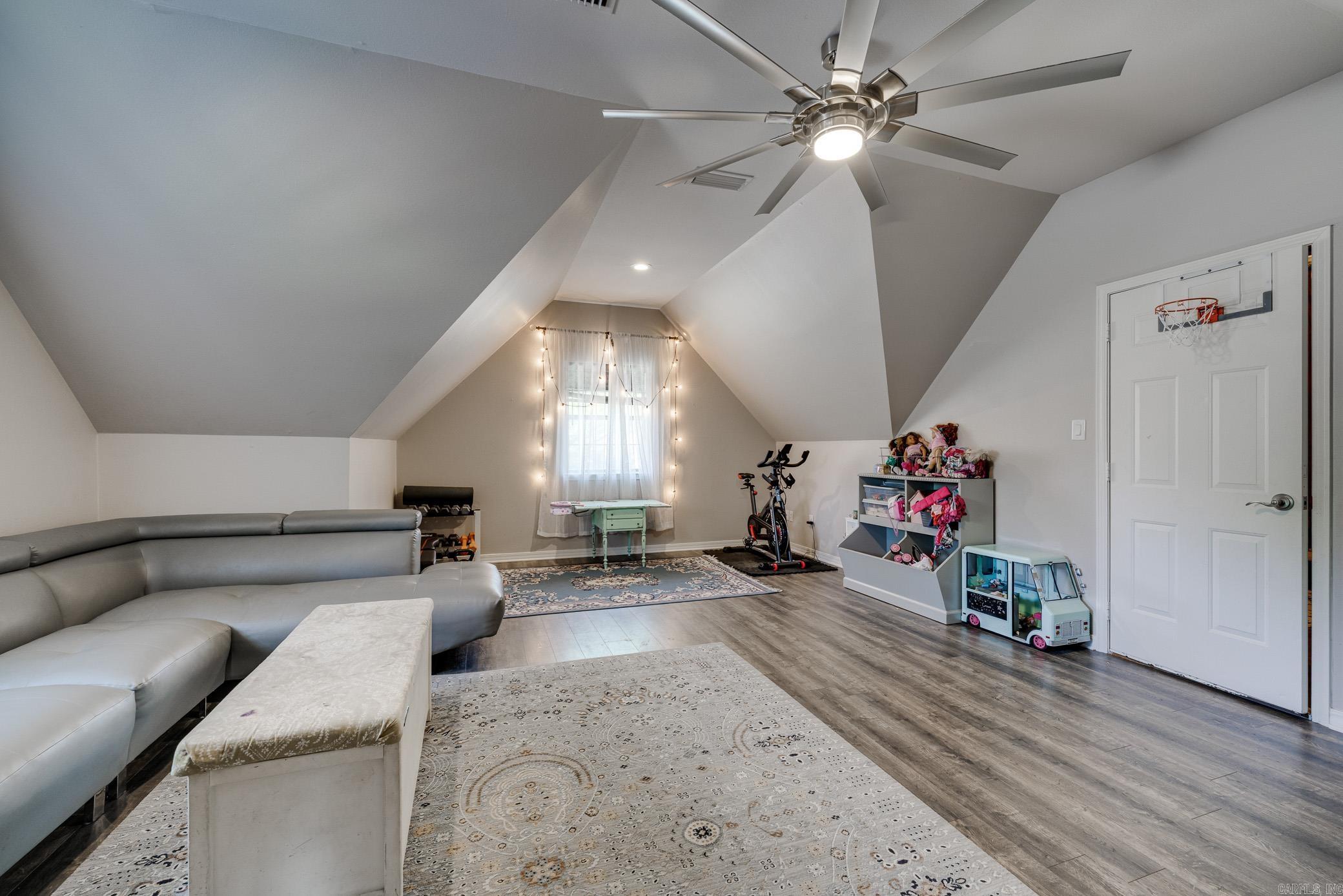 1025 Summerwood