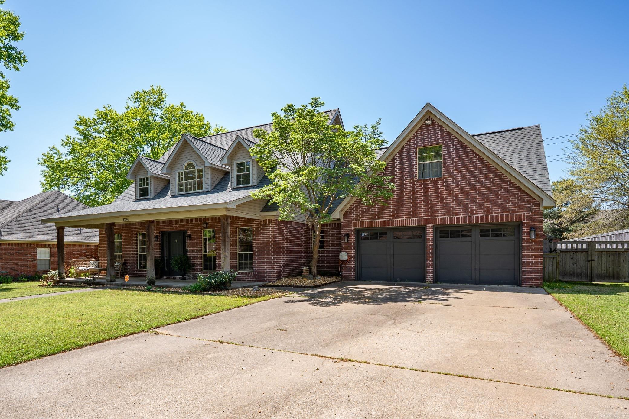 1025 Summerwood