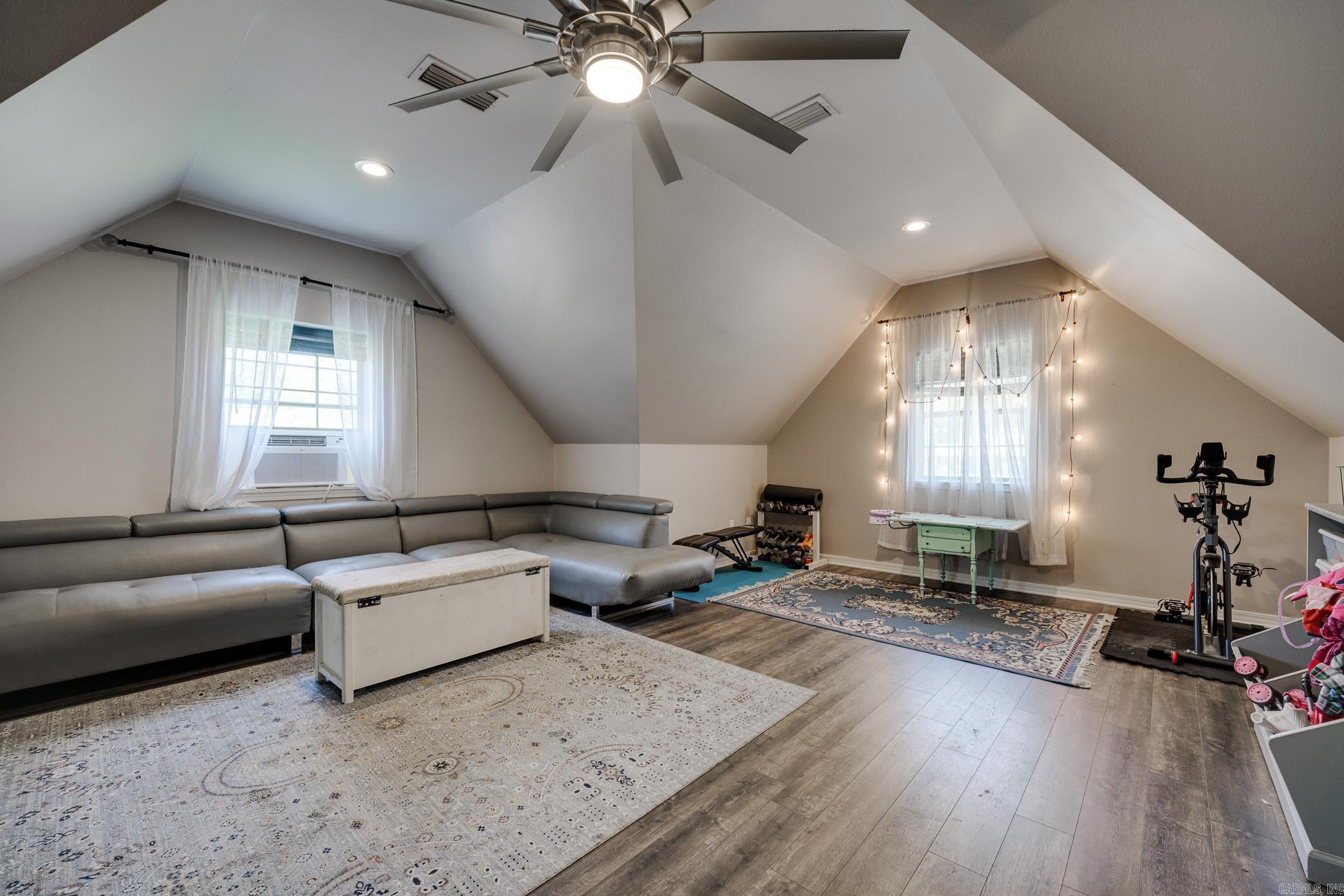 1025 Summerwood