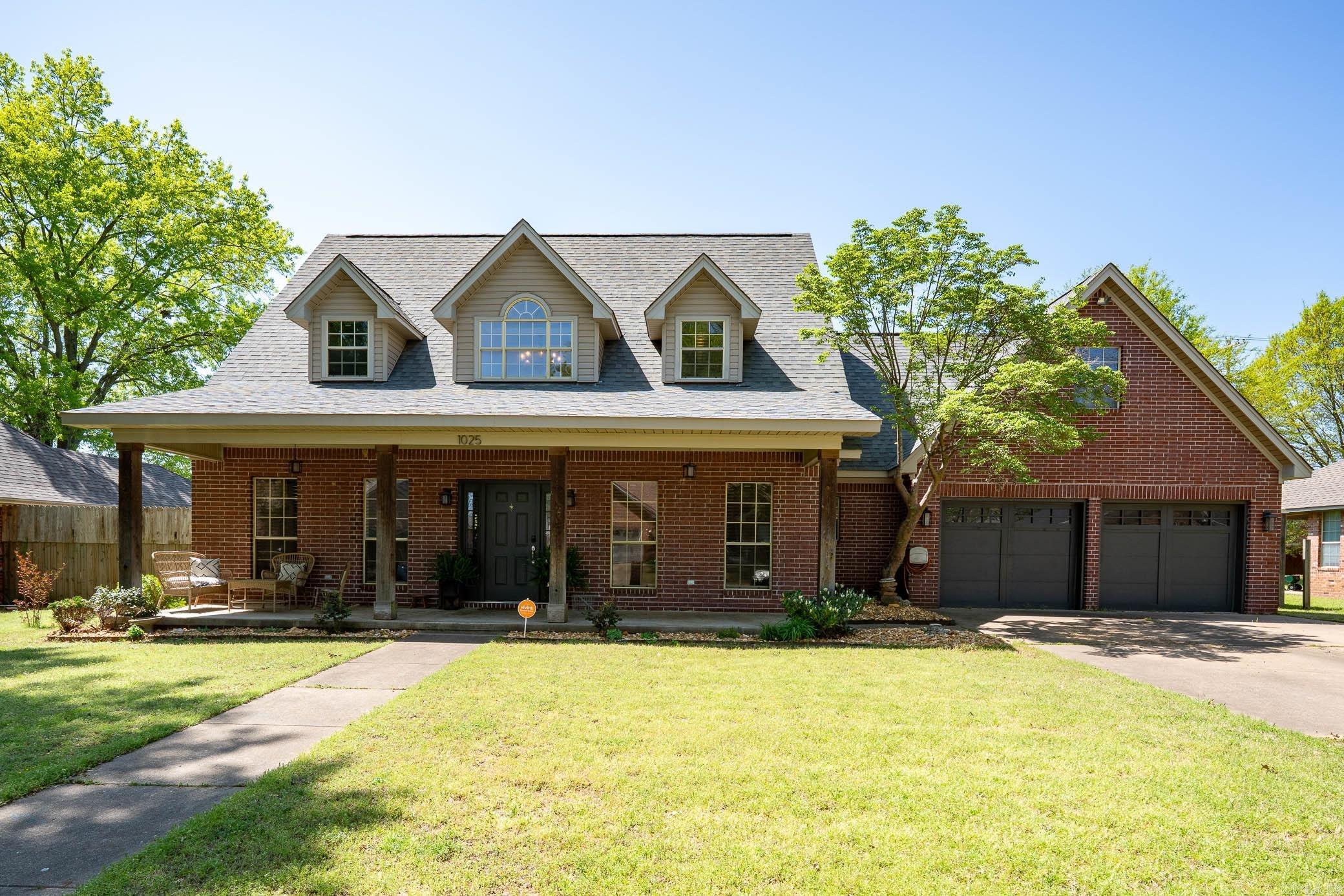 1025 Summerwood