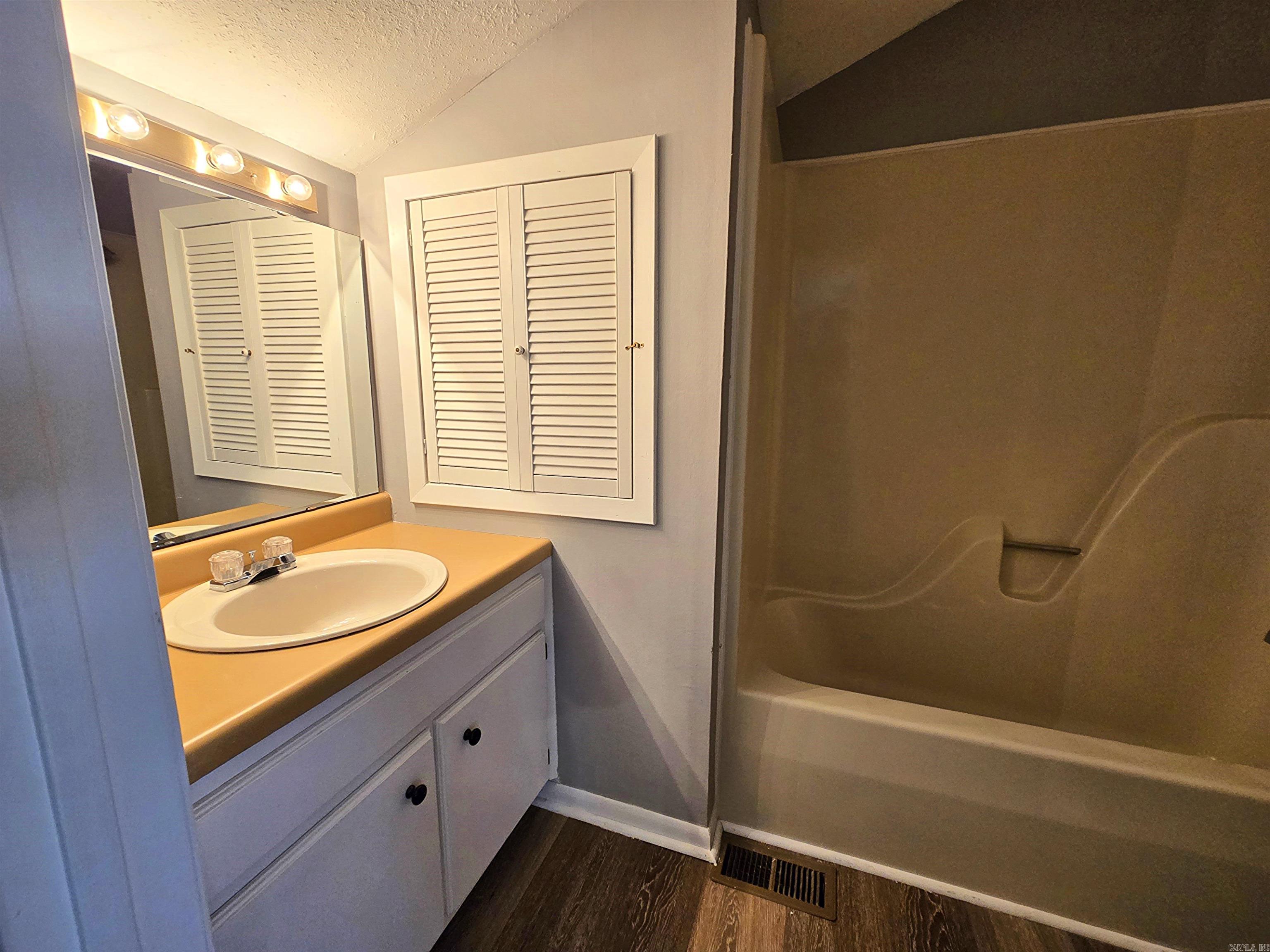 2715 Greenbriar Dr Apt B