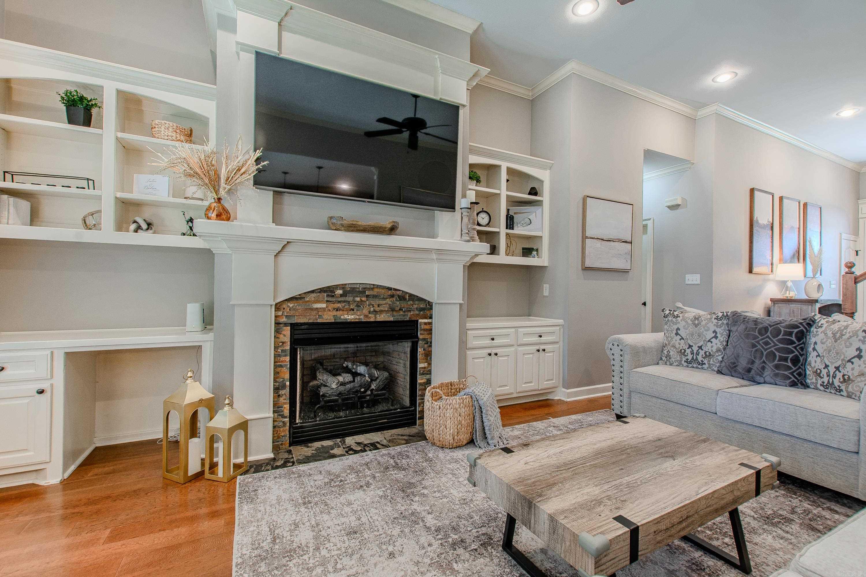 3611 Robinwood Circle