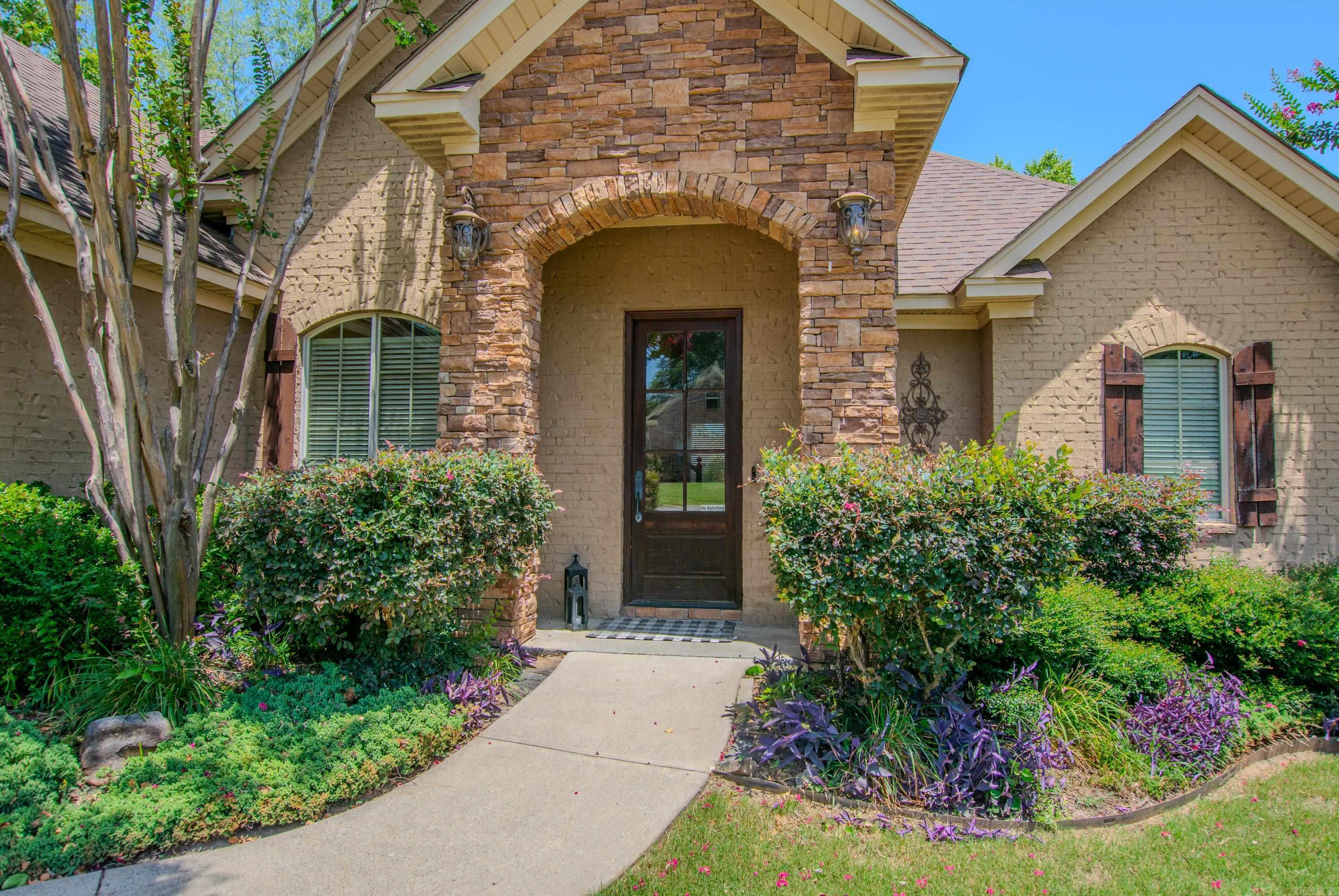 3611 Robinwood Circle