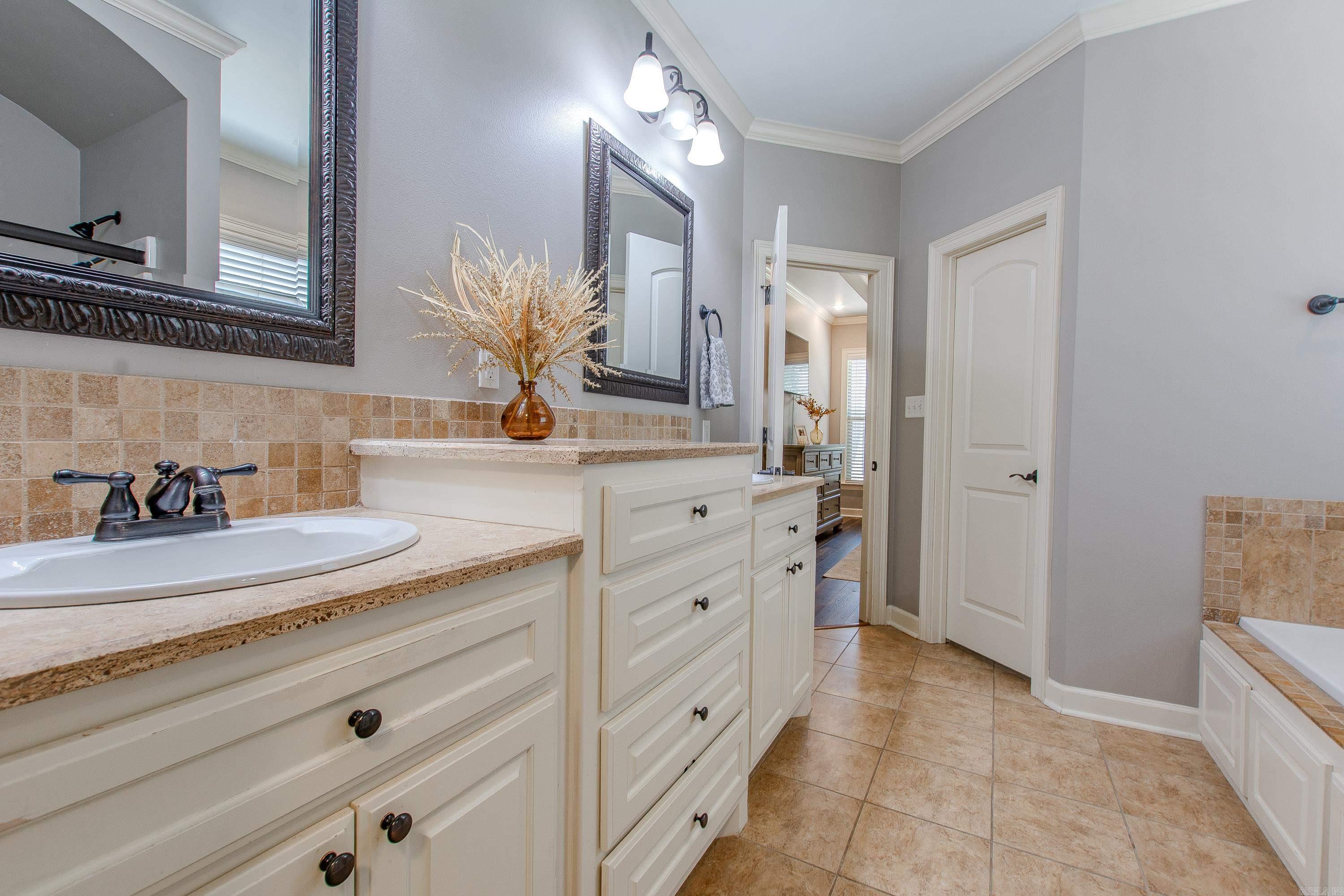 3611 Robinwood Circle