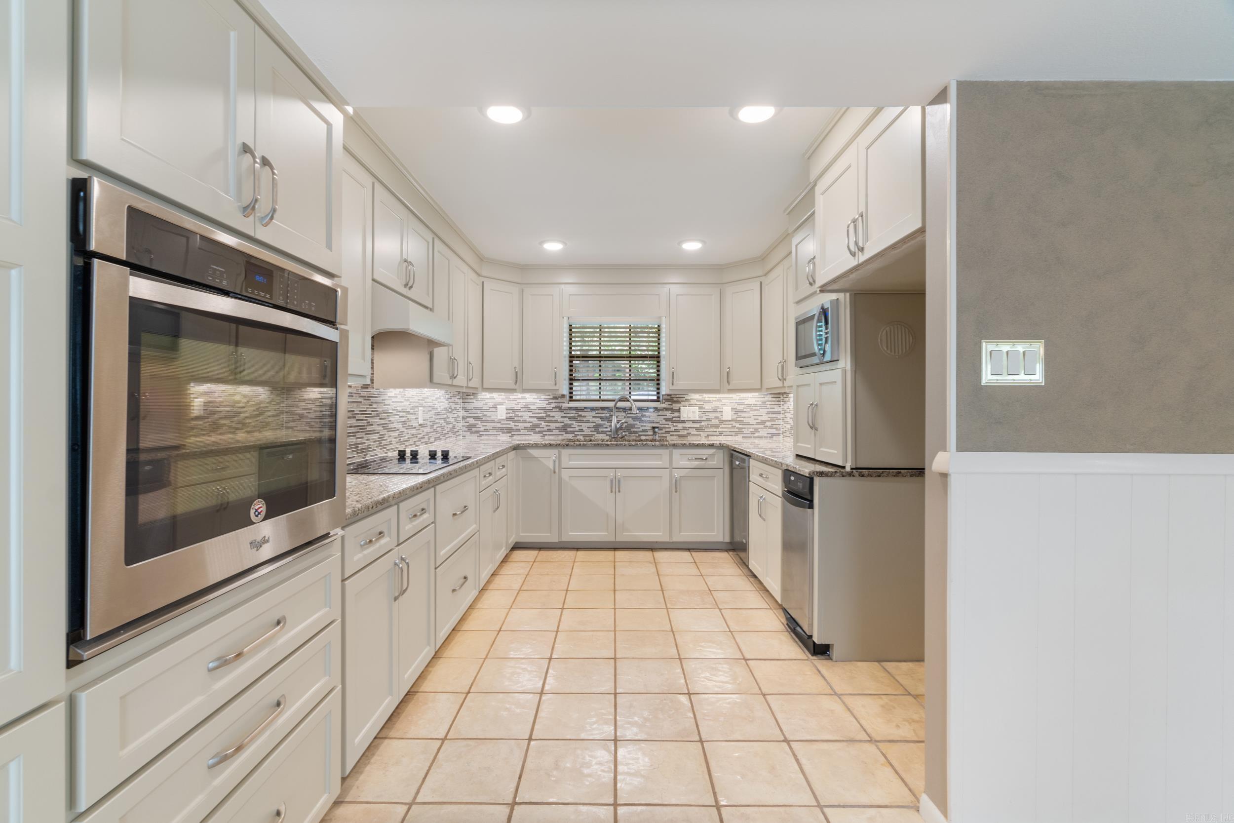 21 Riviera Dr