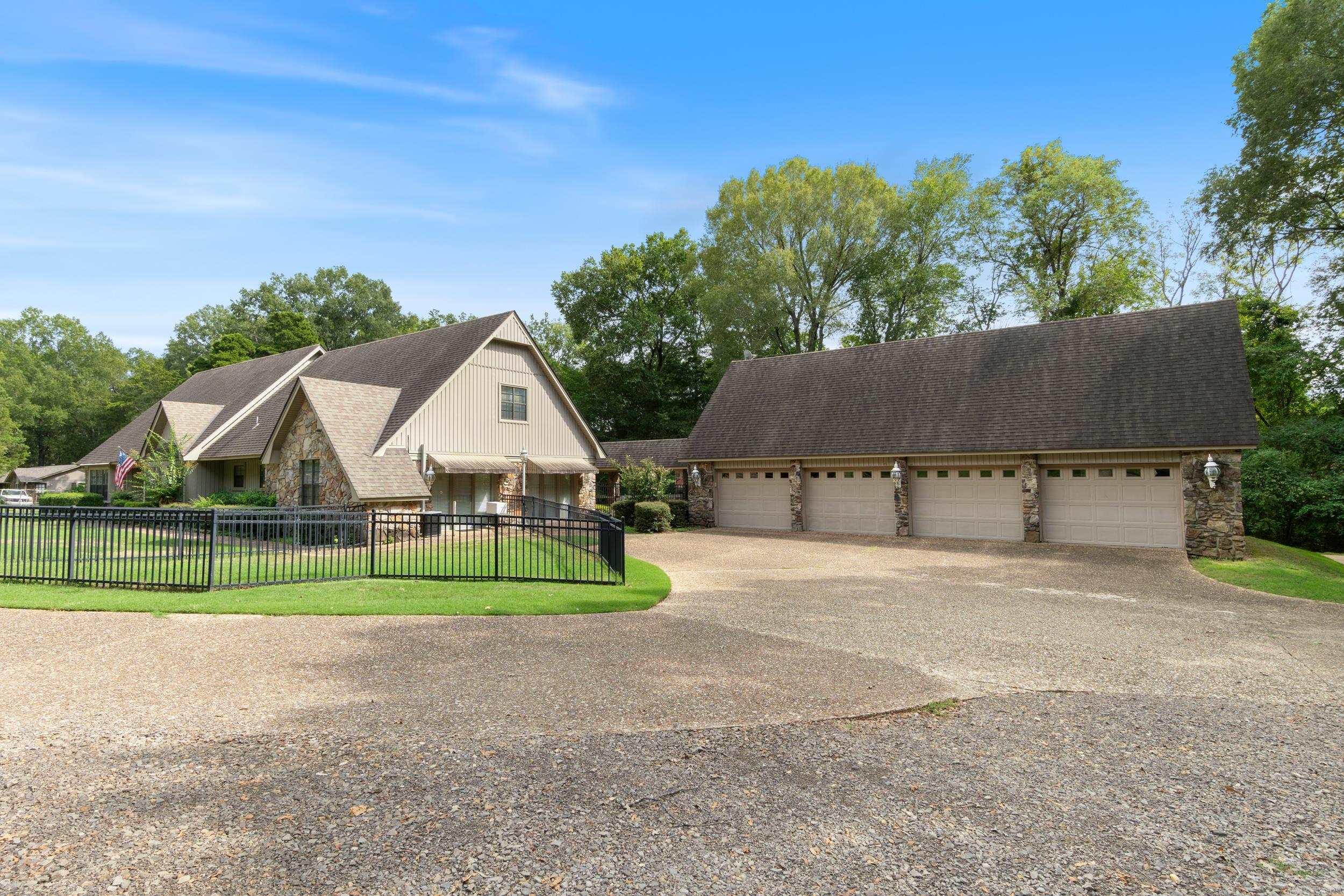 21 Riviera Dr