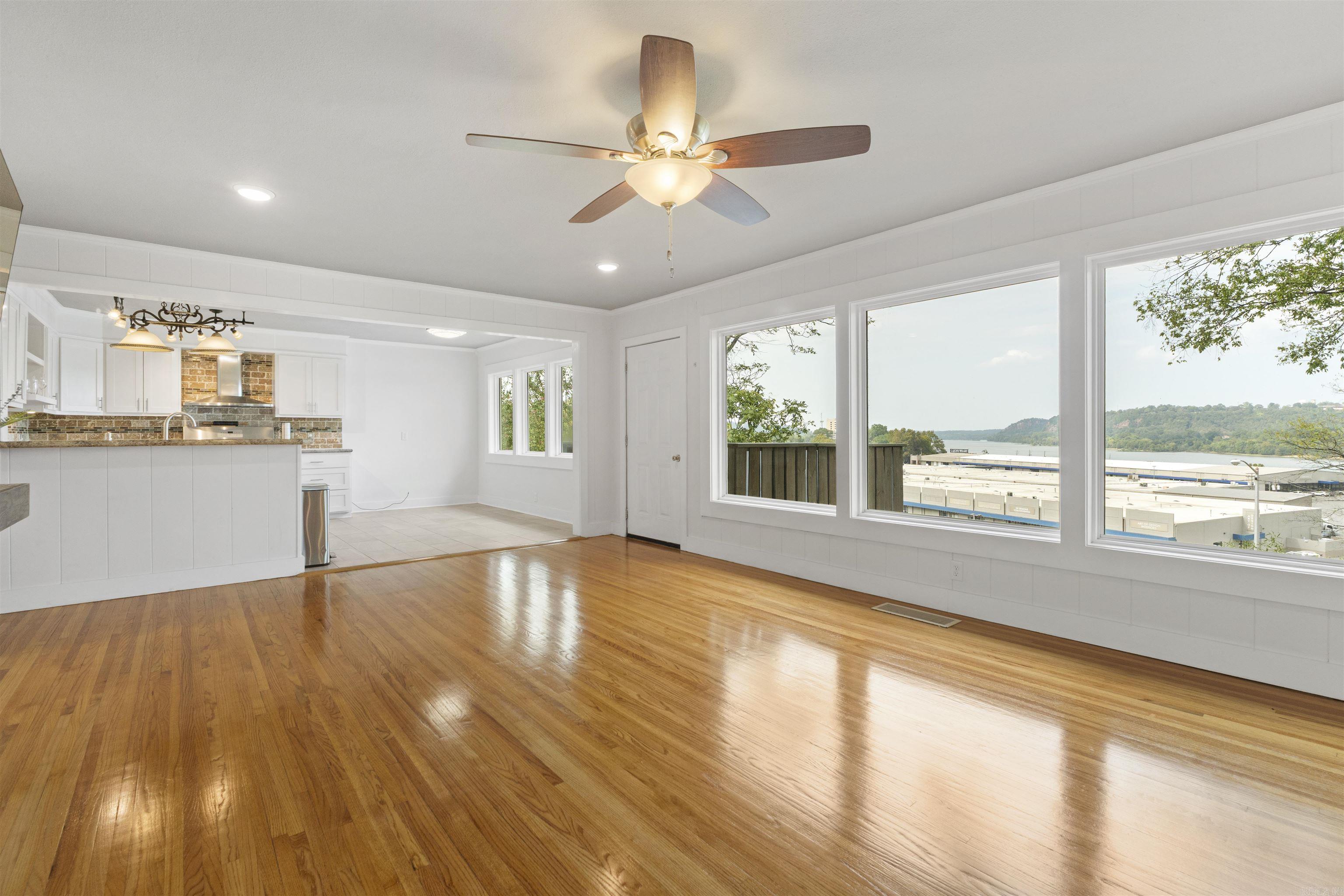 2012 Riverview Dr