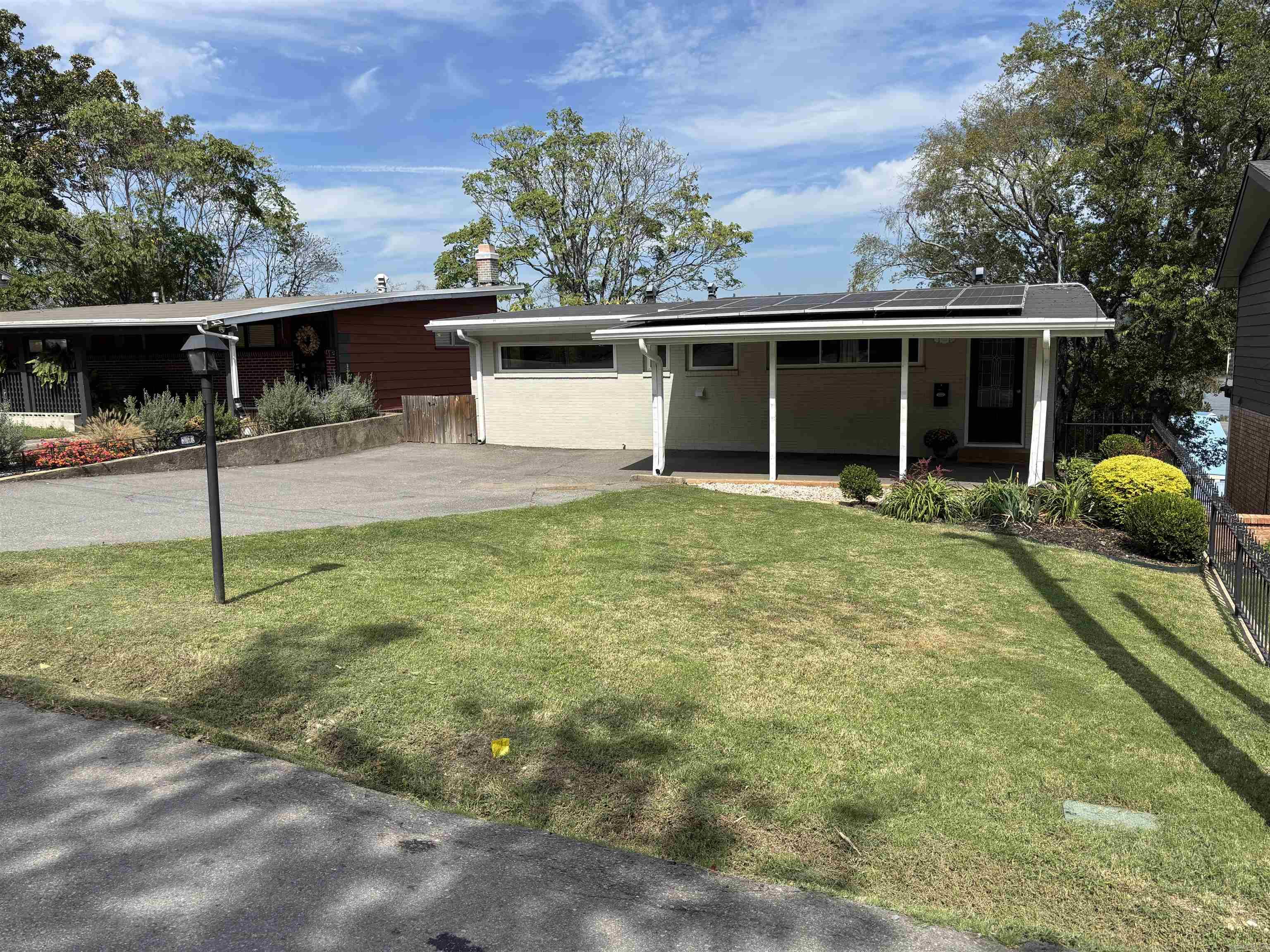 2012 Riverview Dr