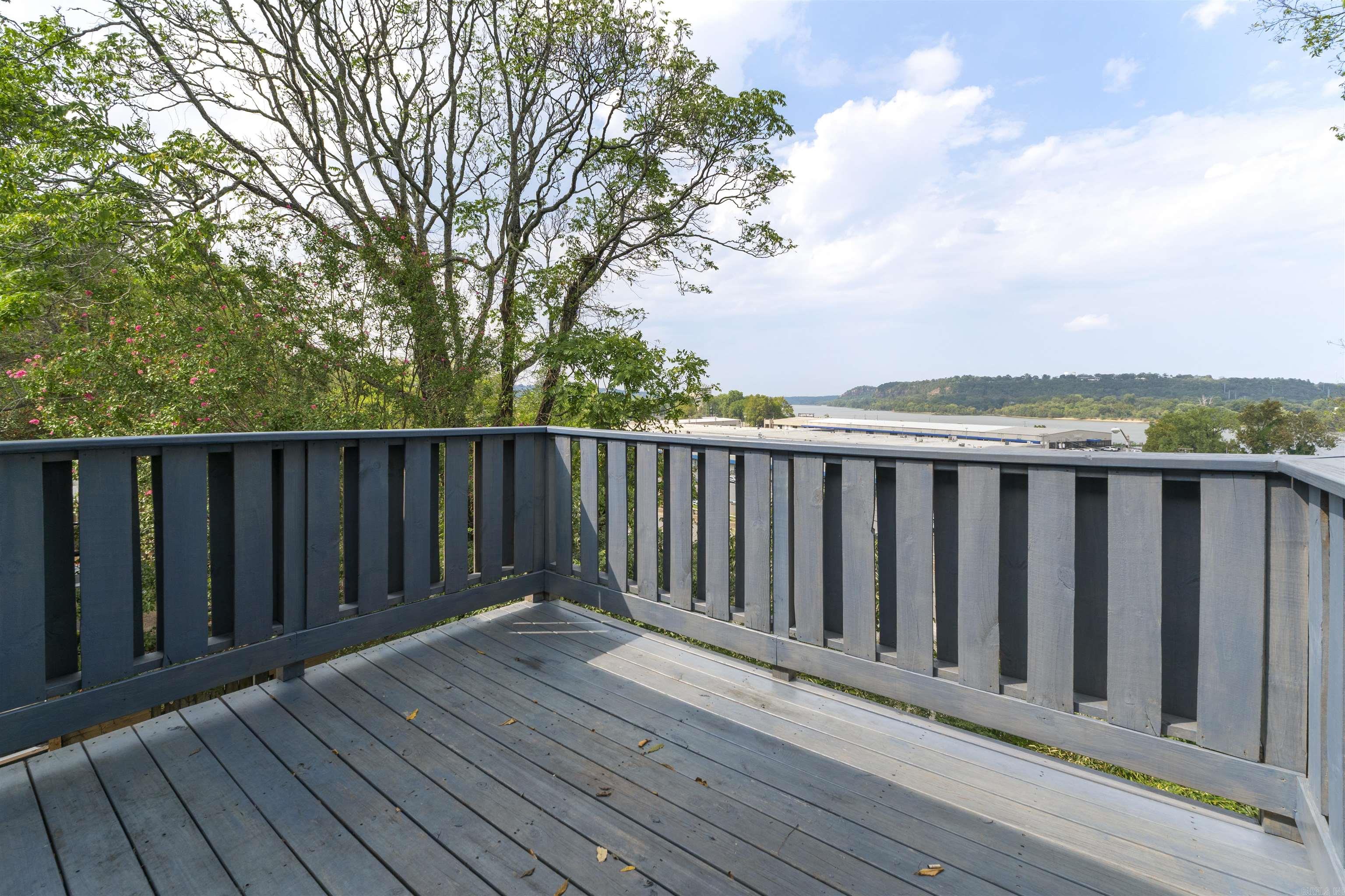 2012 Riverview Dr
