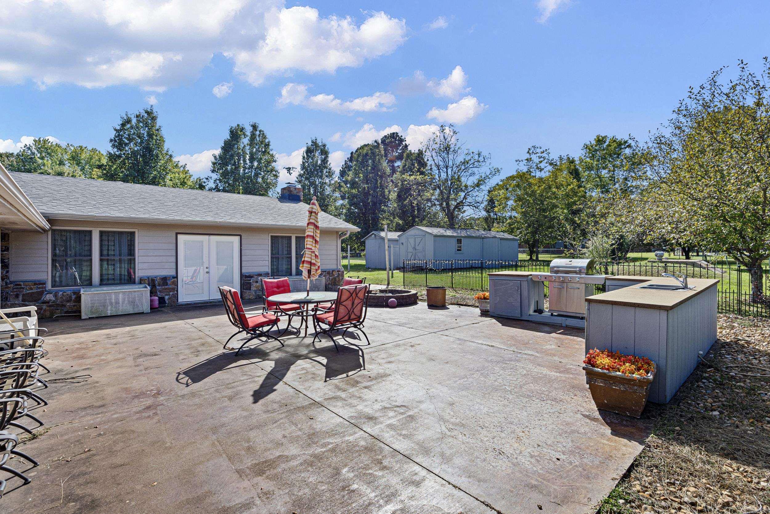 806 Avenue 8 SE