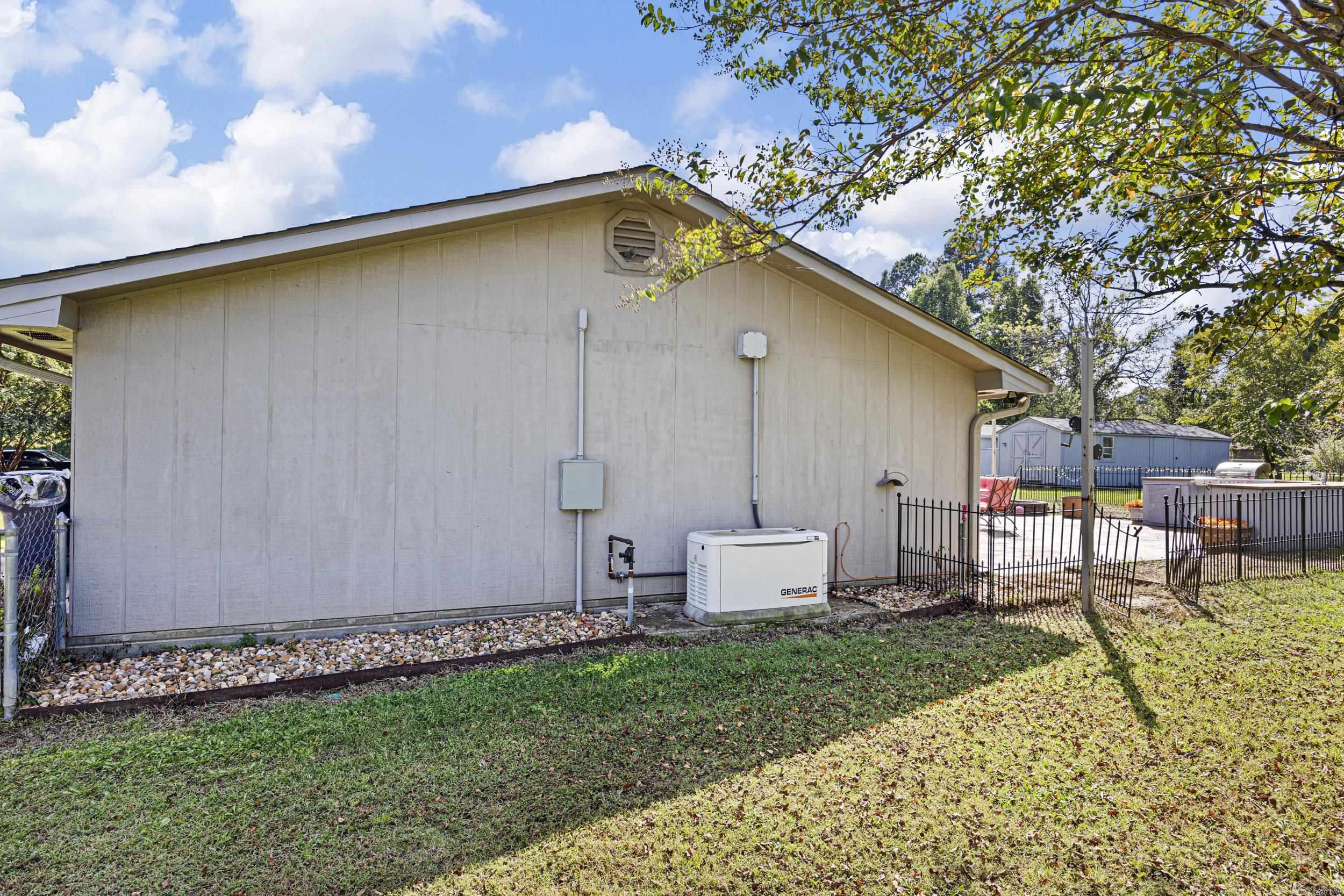 806 Avenue 8 SE