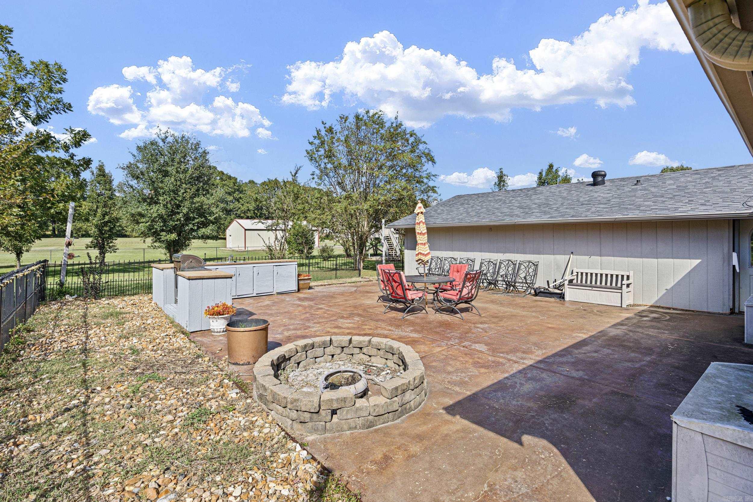 806 Avenue 8 SE