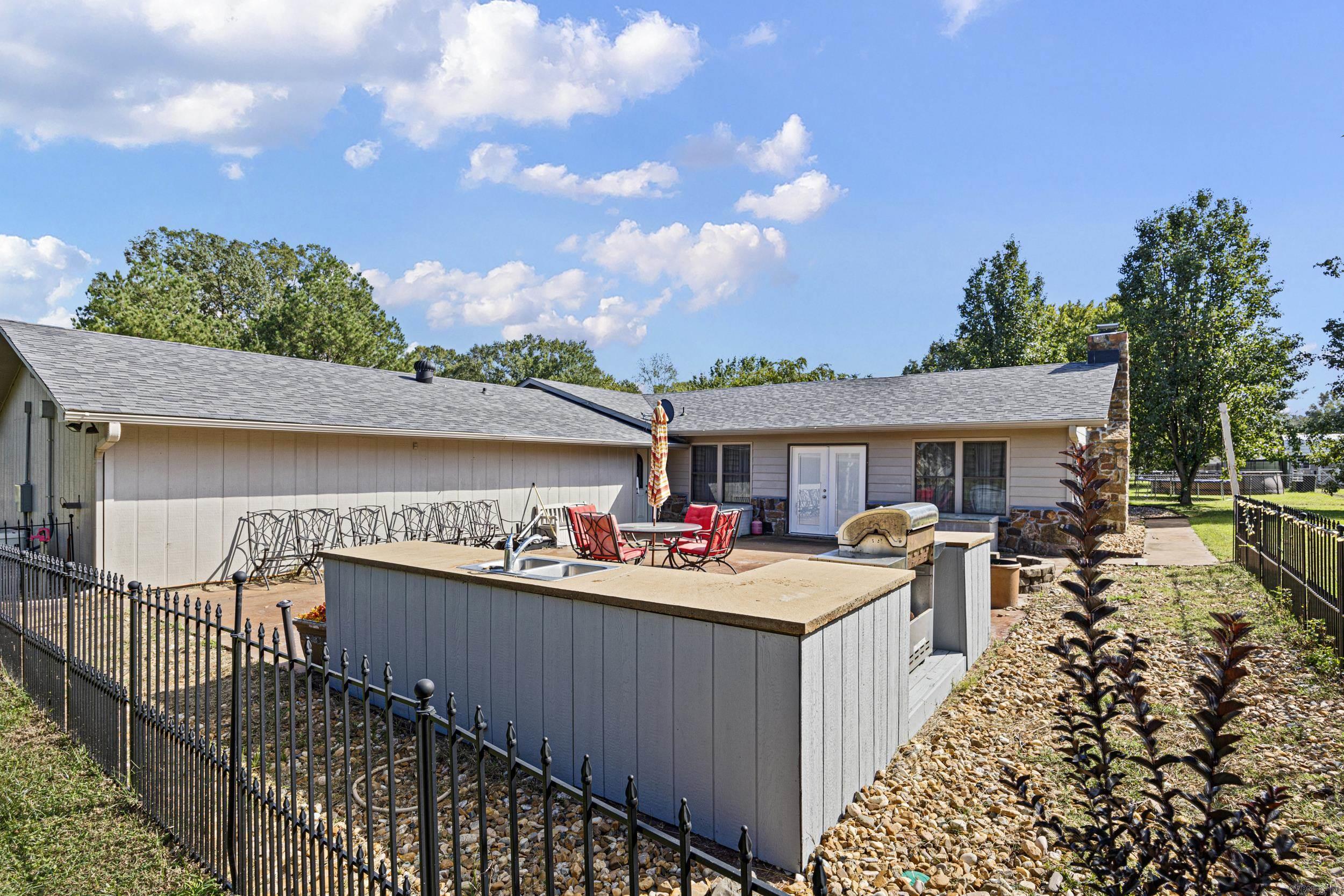806 Avenue 8 SE
