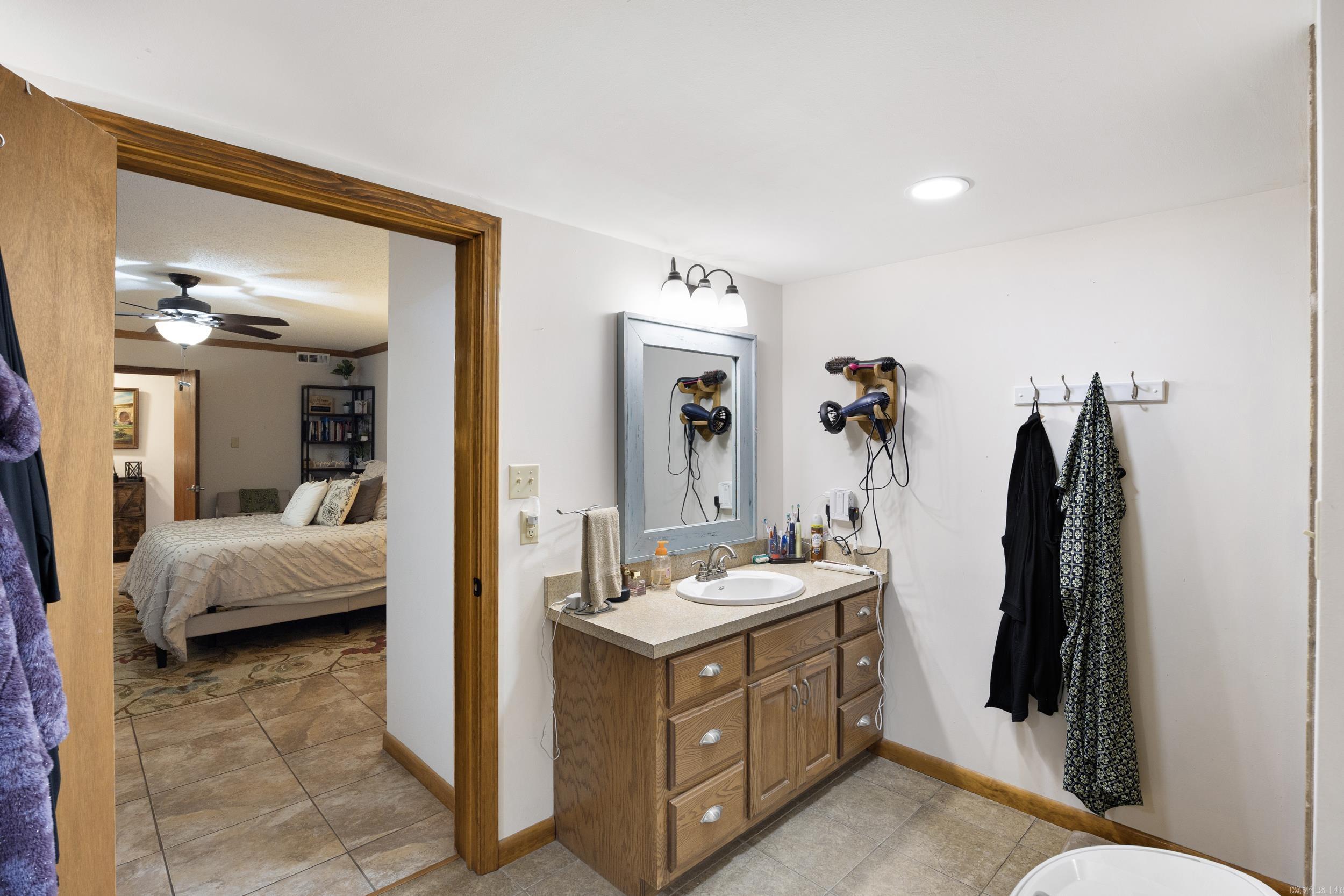 806 Avenue 8 SE