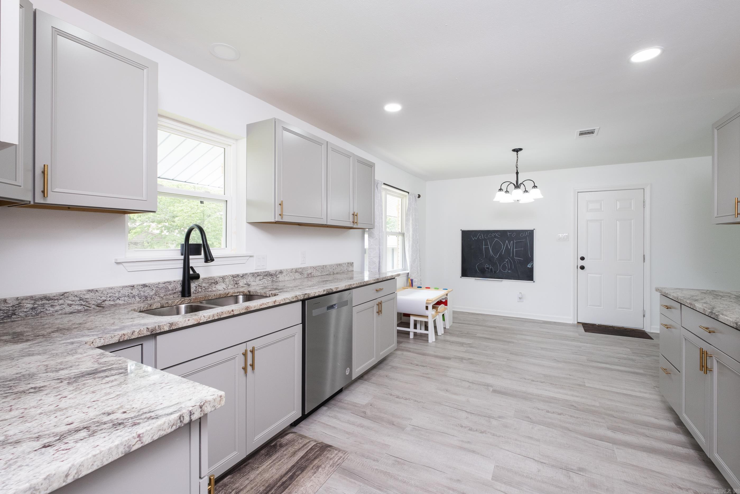 4605 N Cedar