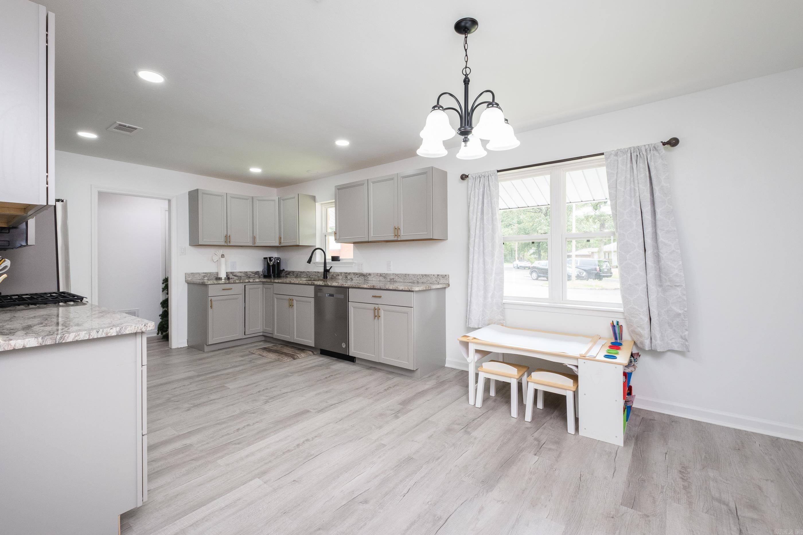 4605 N Cedar