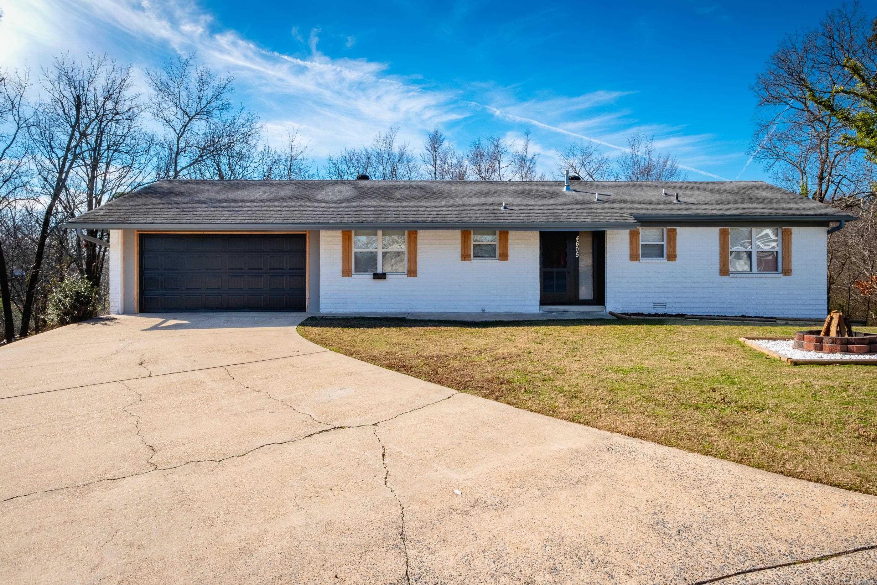4605 N Cedar