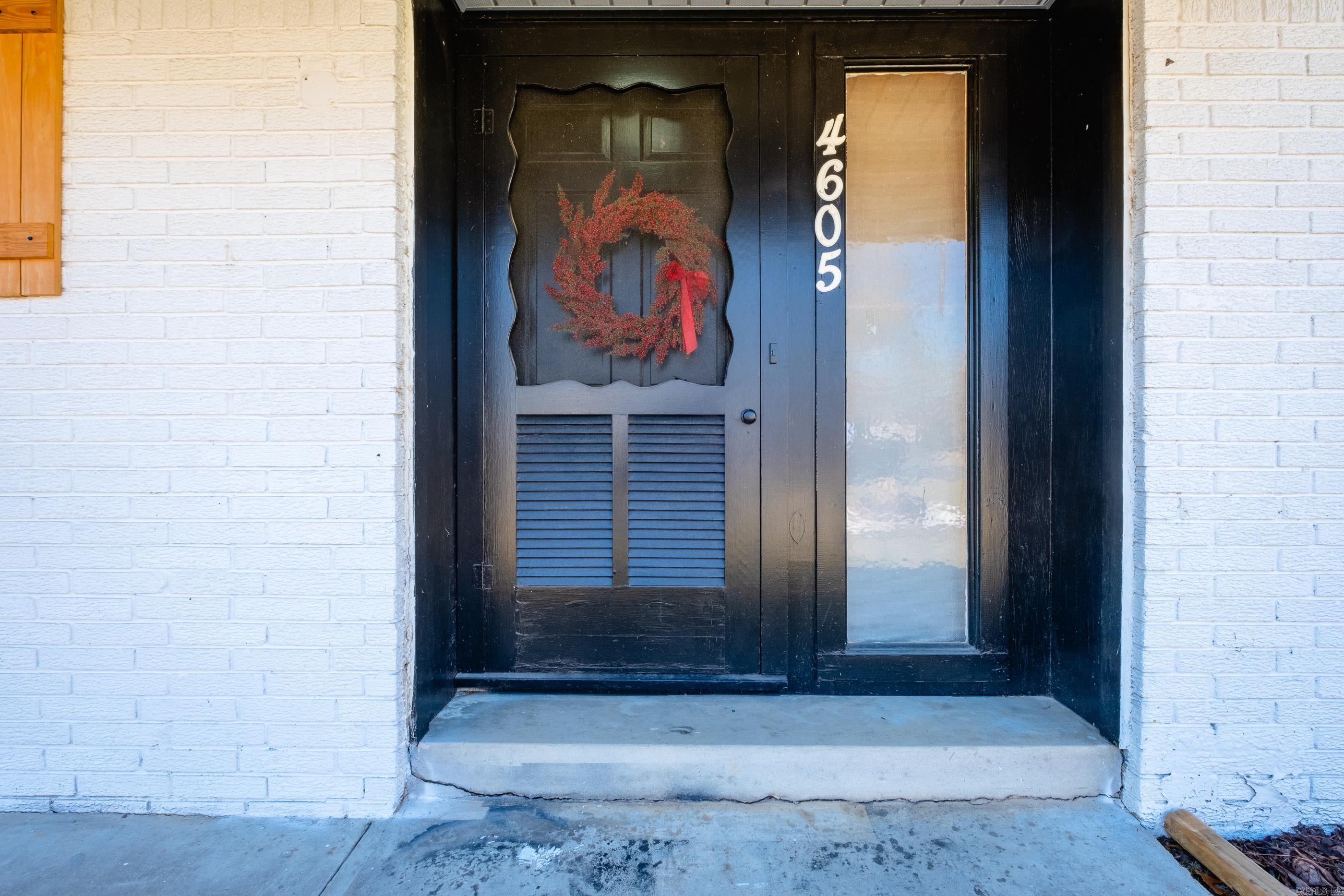 4605 N Cedar