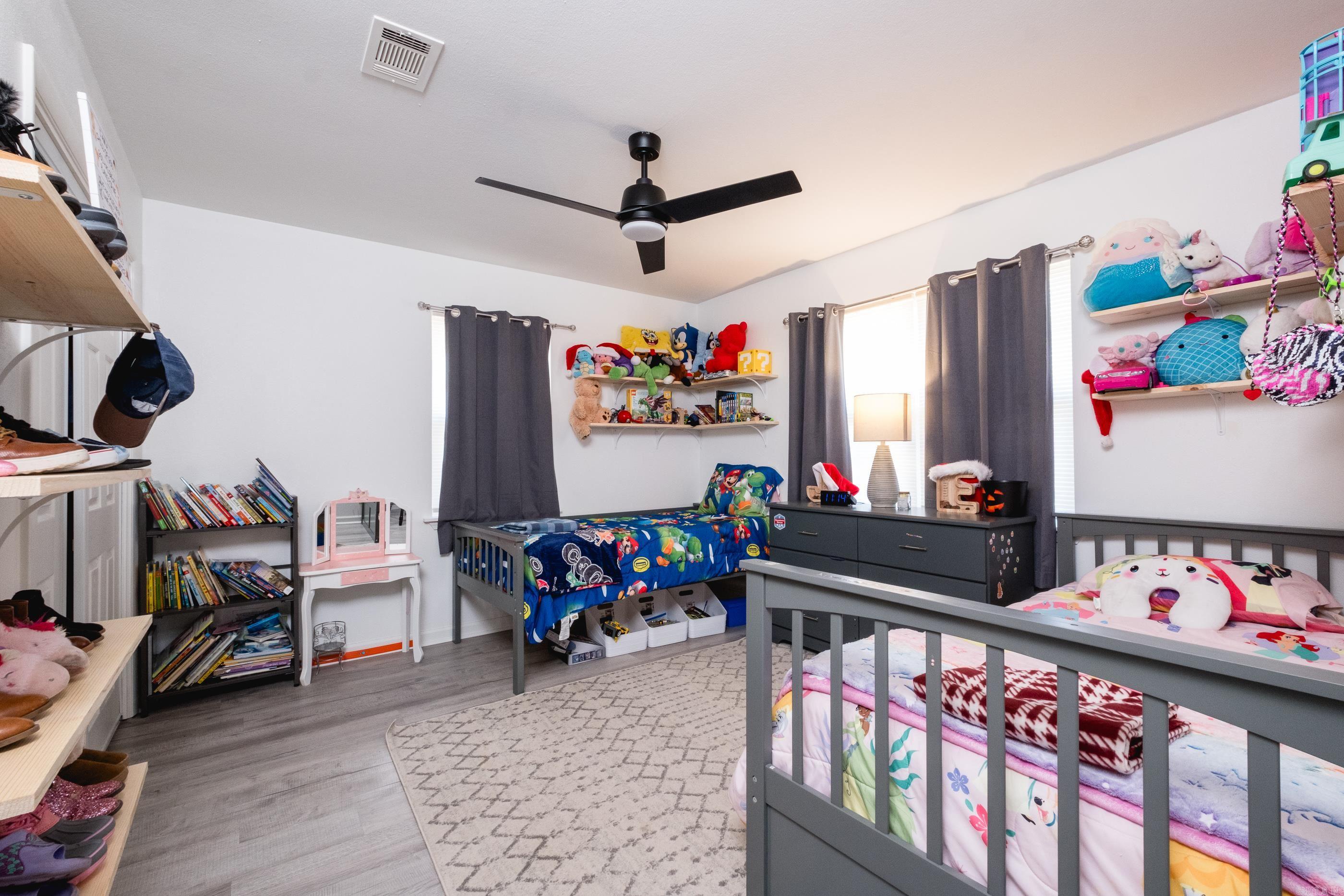 4605 N Cedar