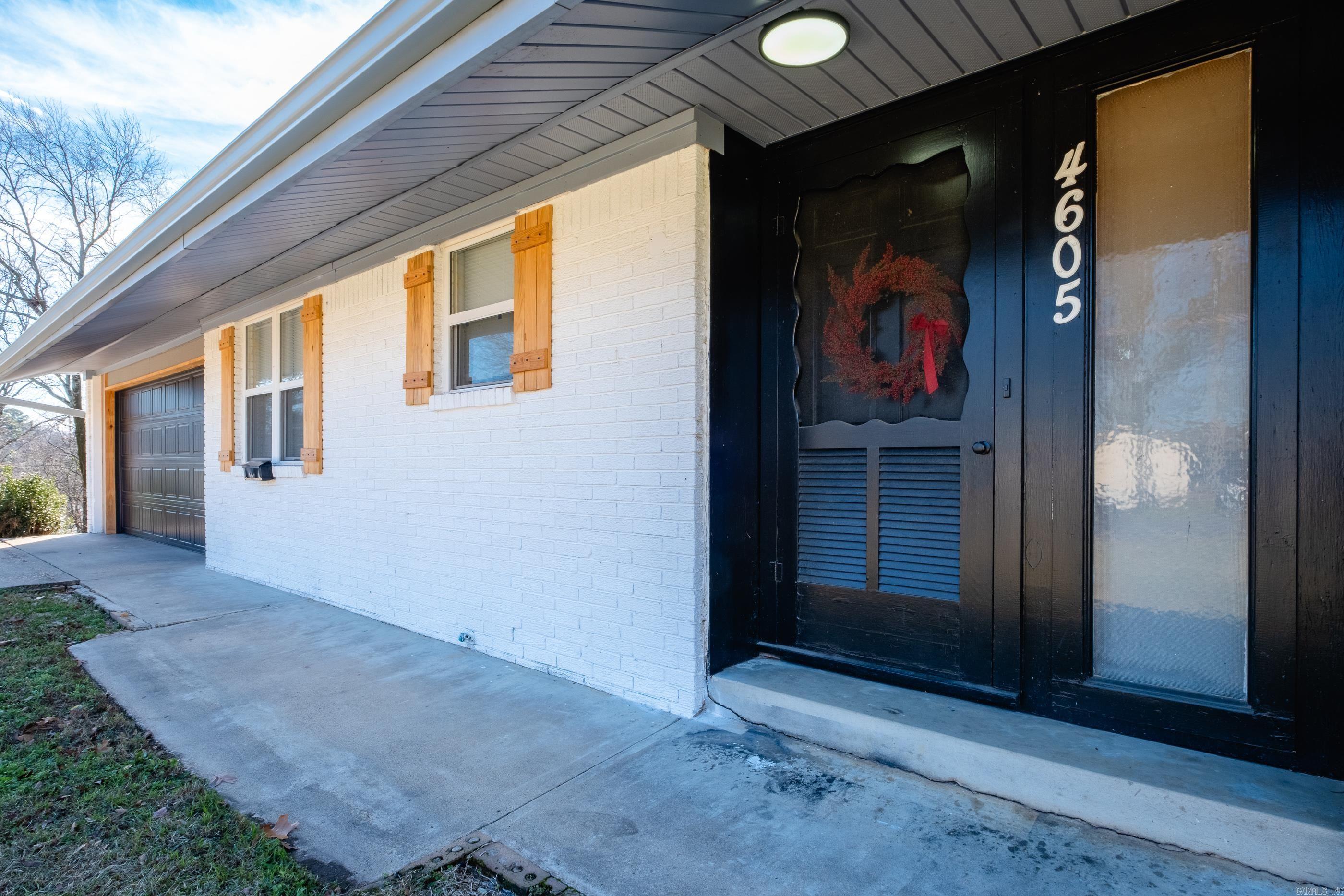 4605 N Cedar
