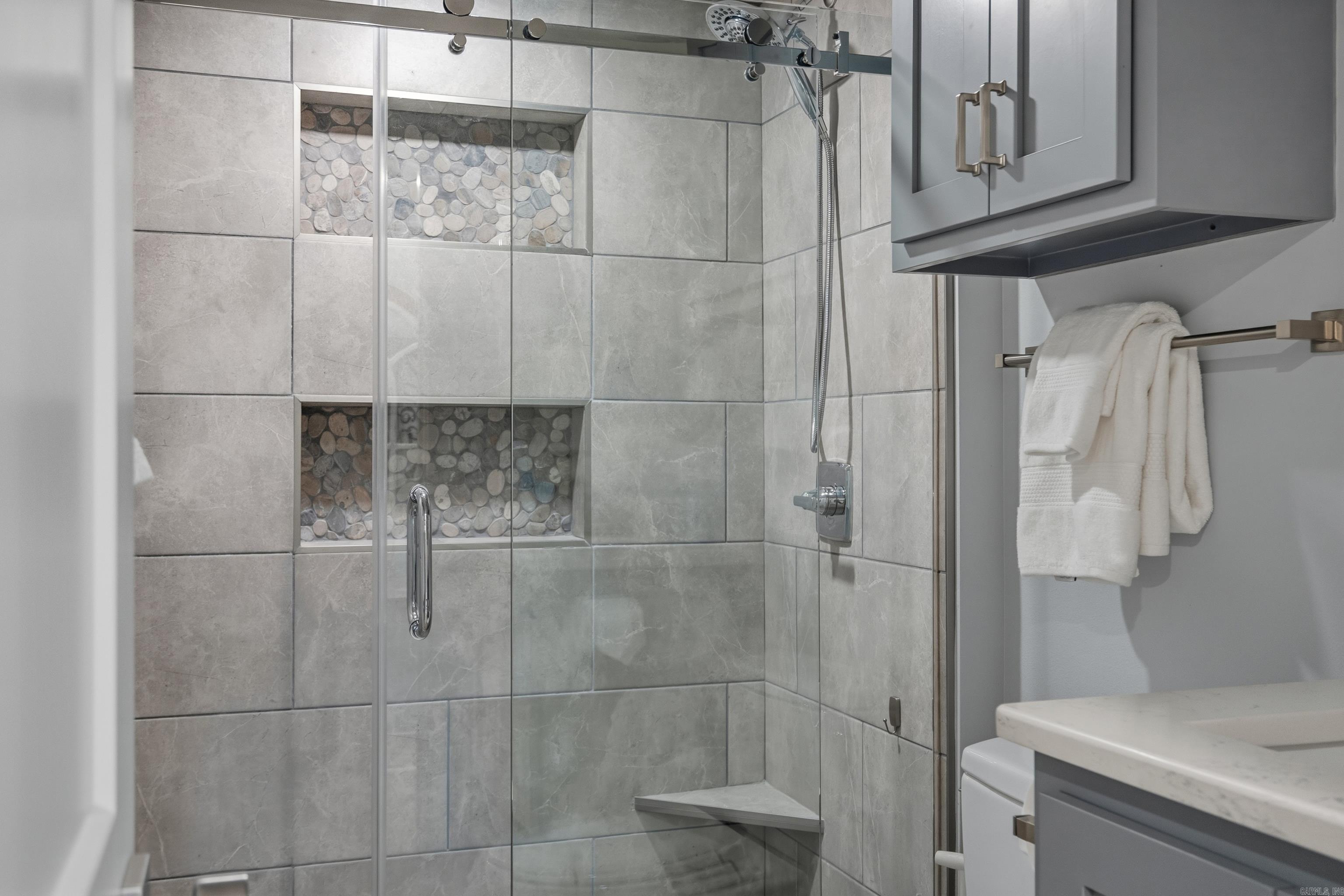 1134 Twin Points Road, E5