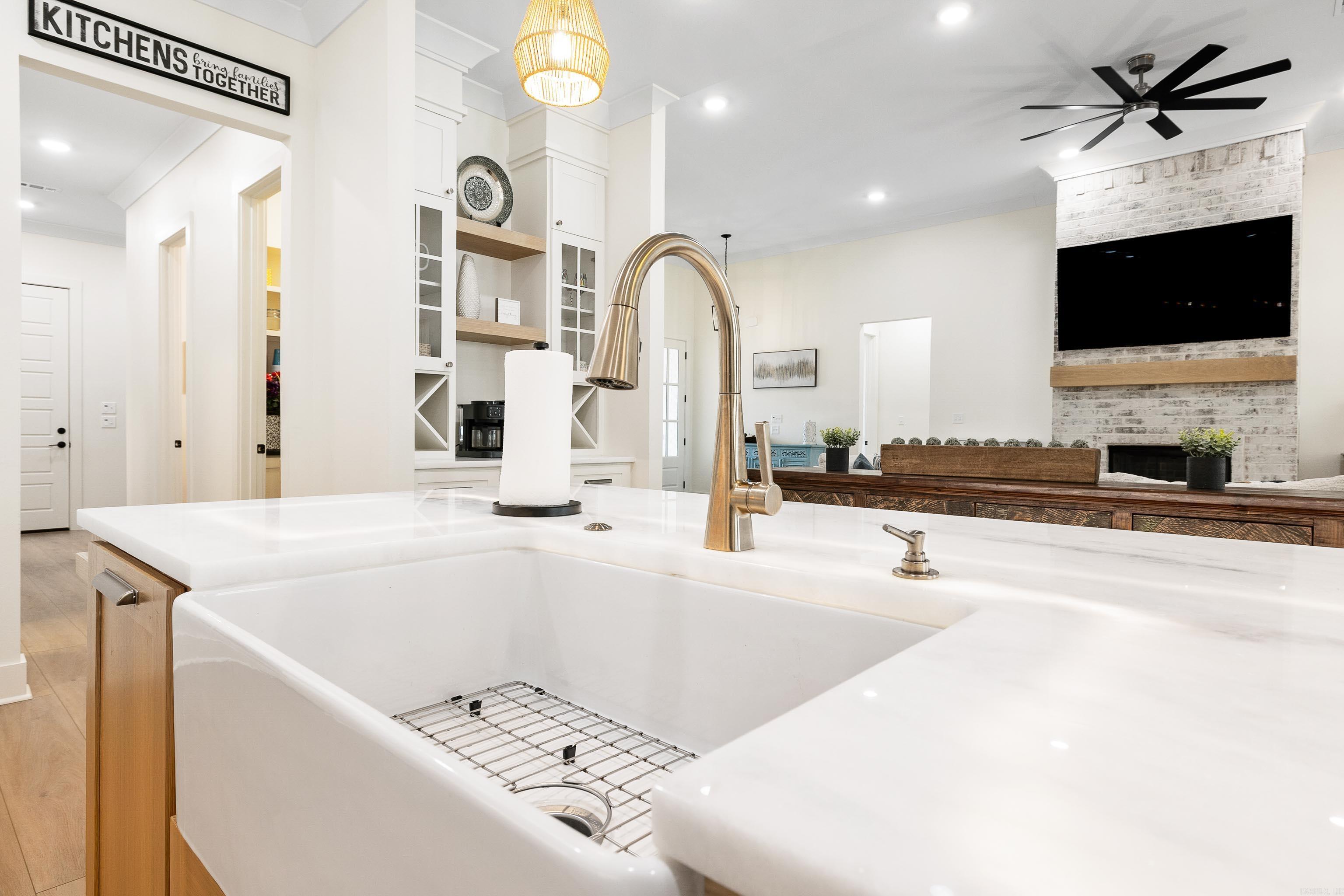 915 Valley Creek