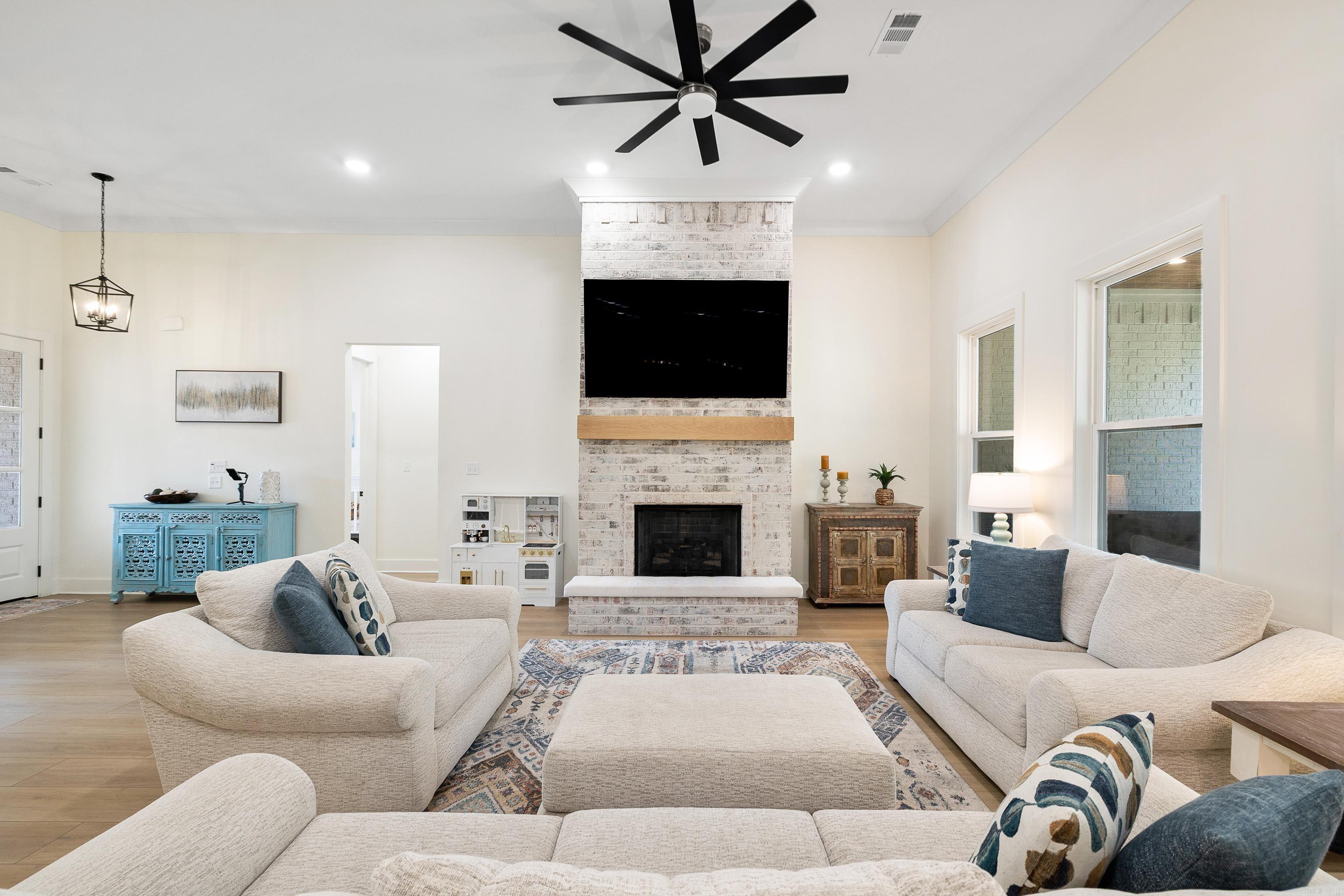 915 Valley Creek