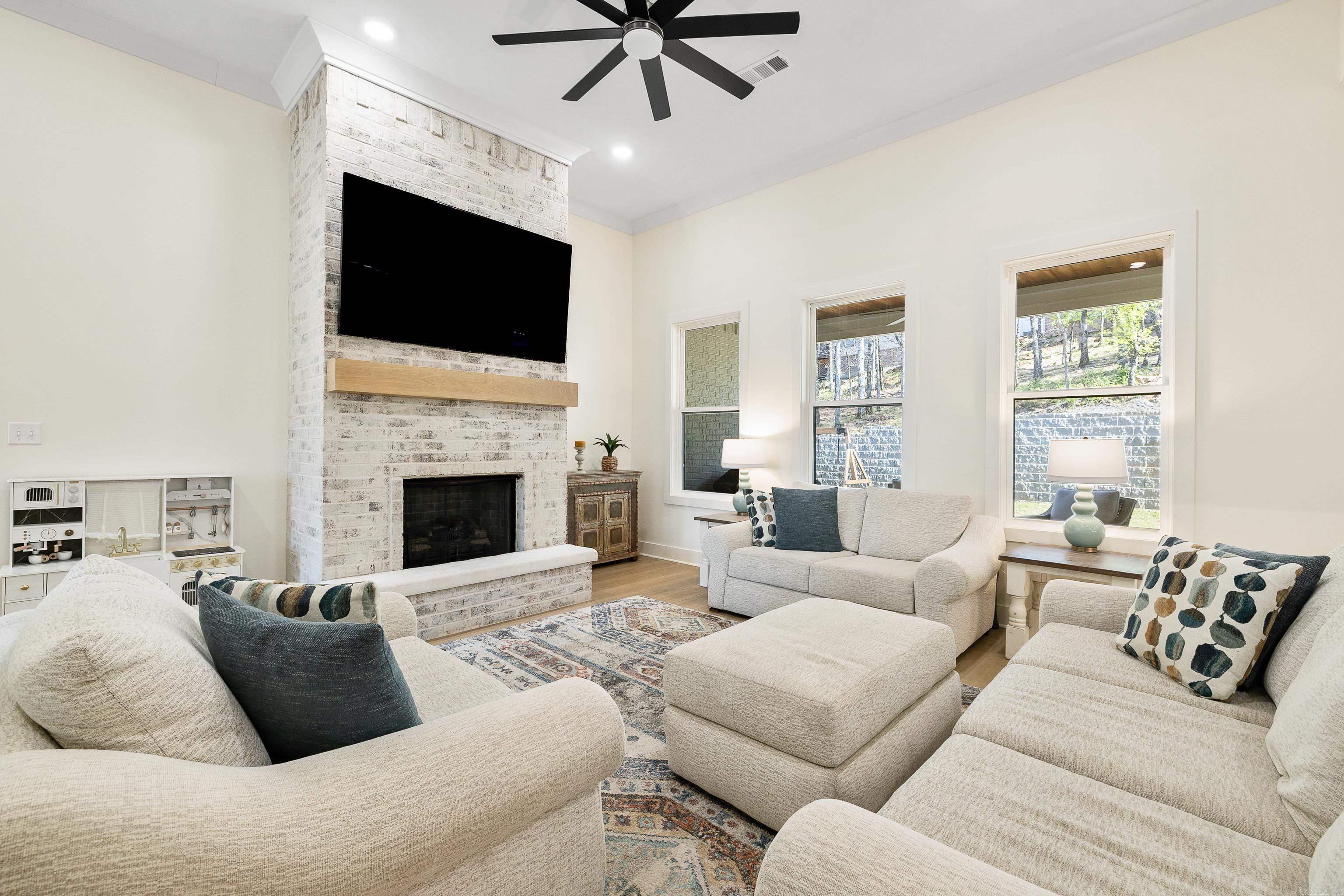 915 Valley Creek