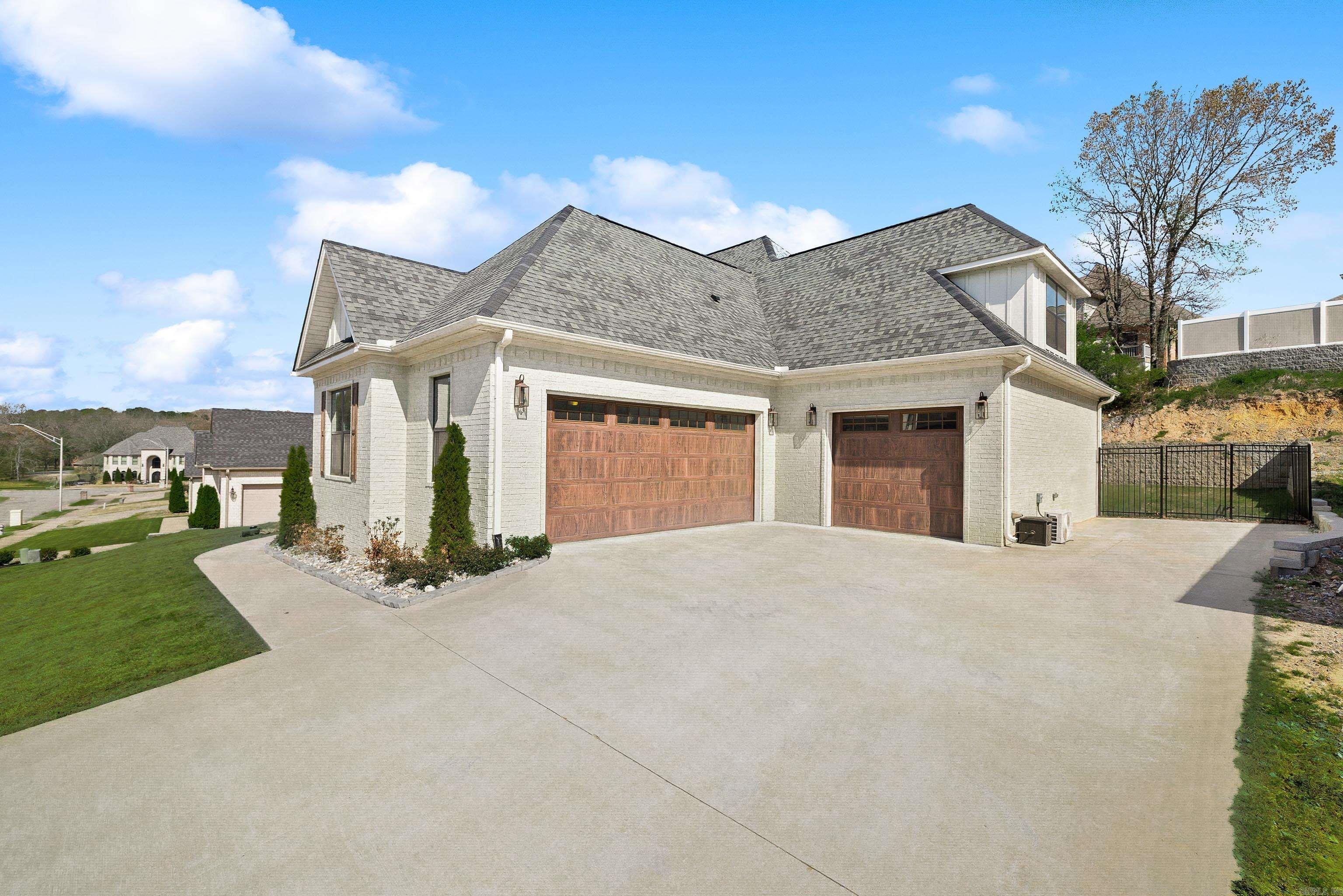 915 Valley Creek