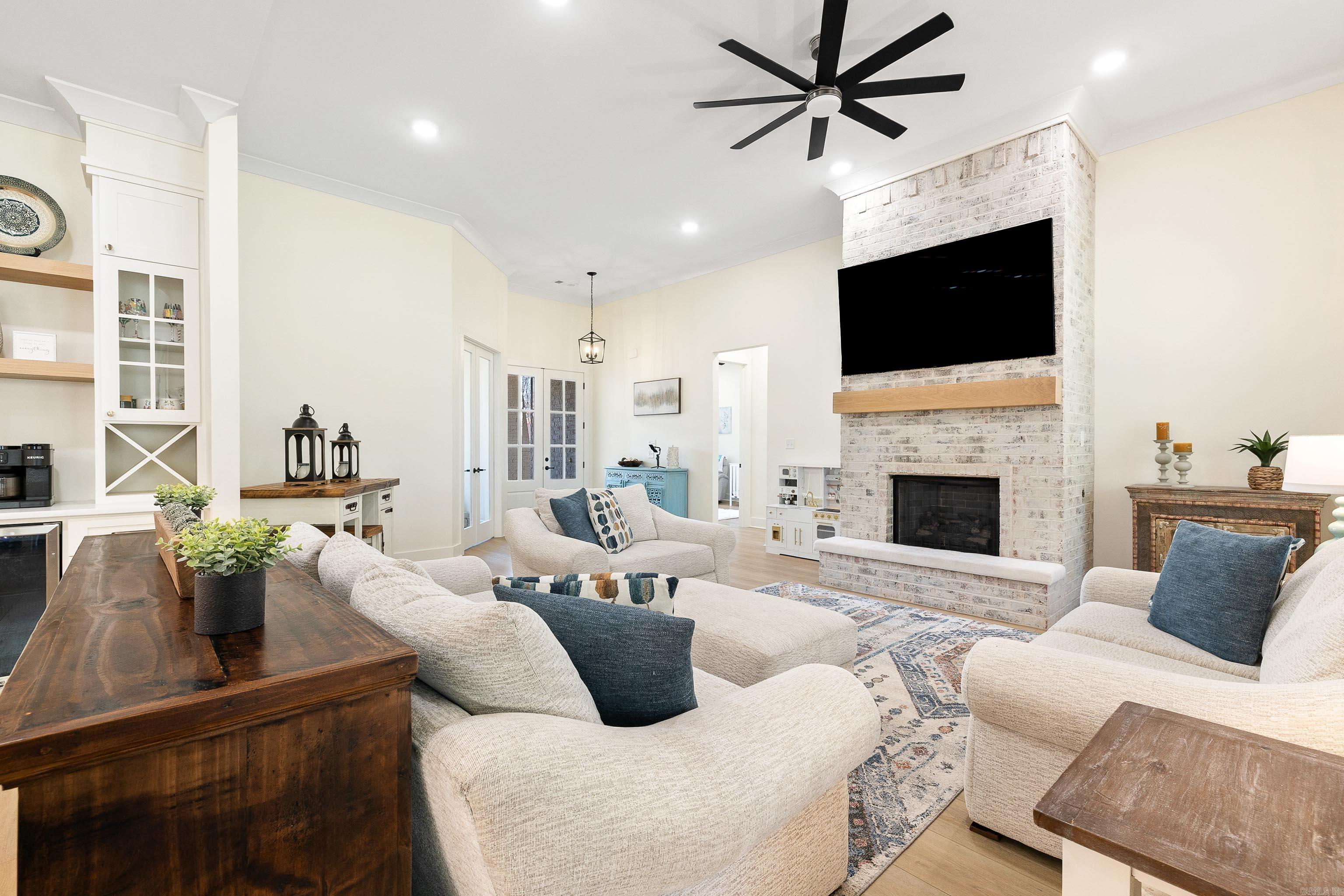 915 Valley Creek