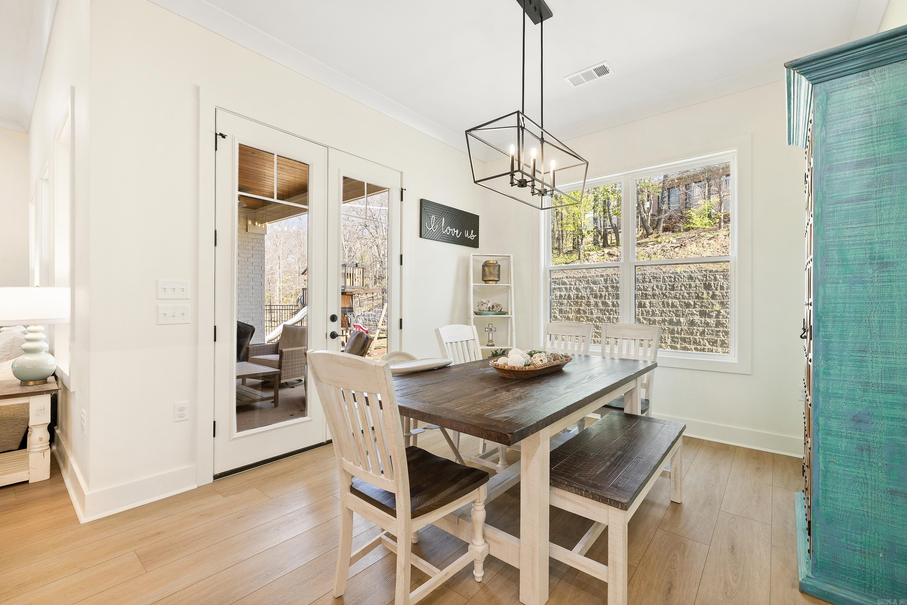 915 Valley Creek