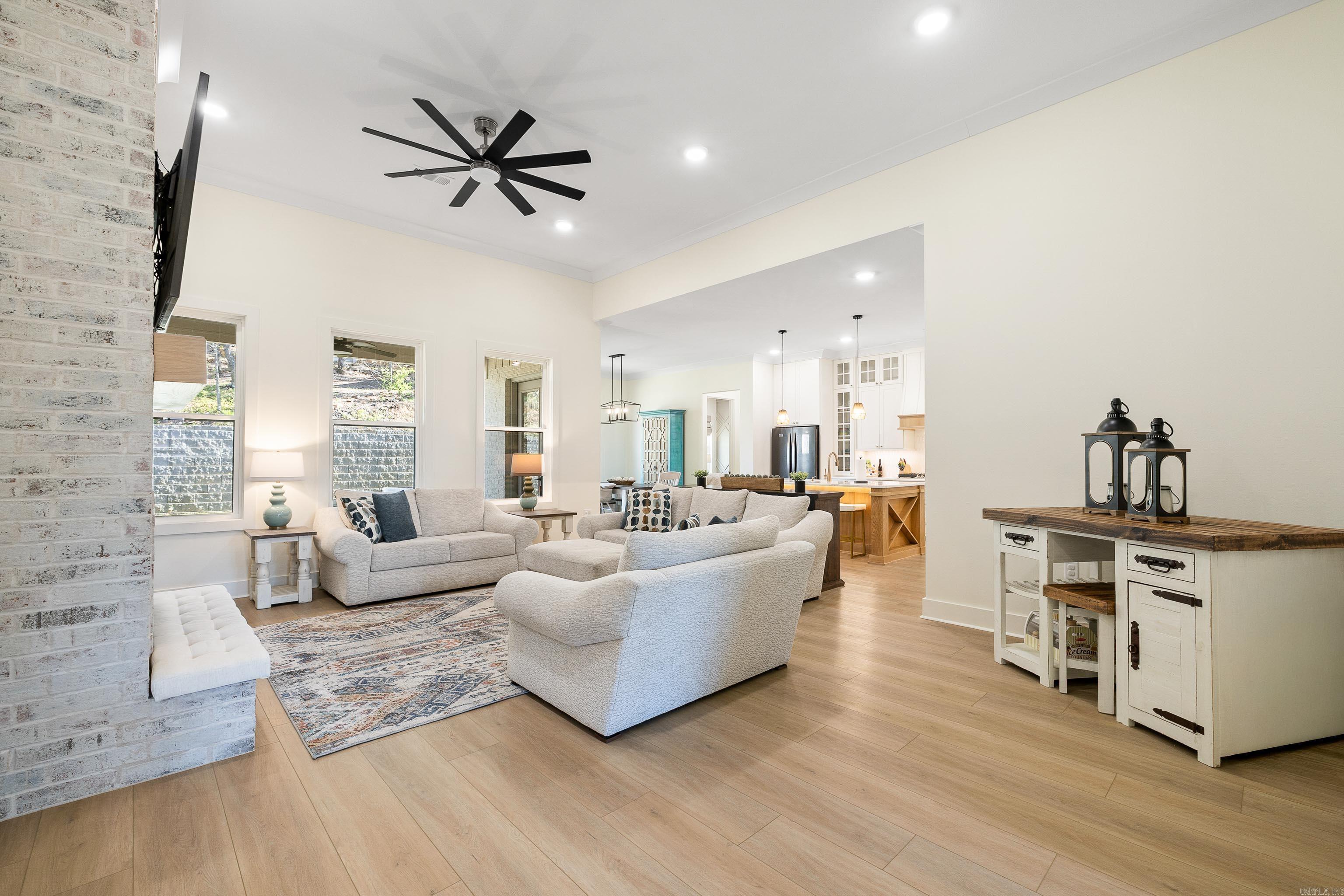 915 Valley Creek