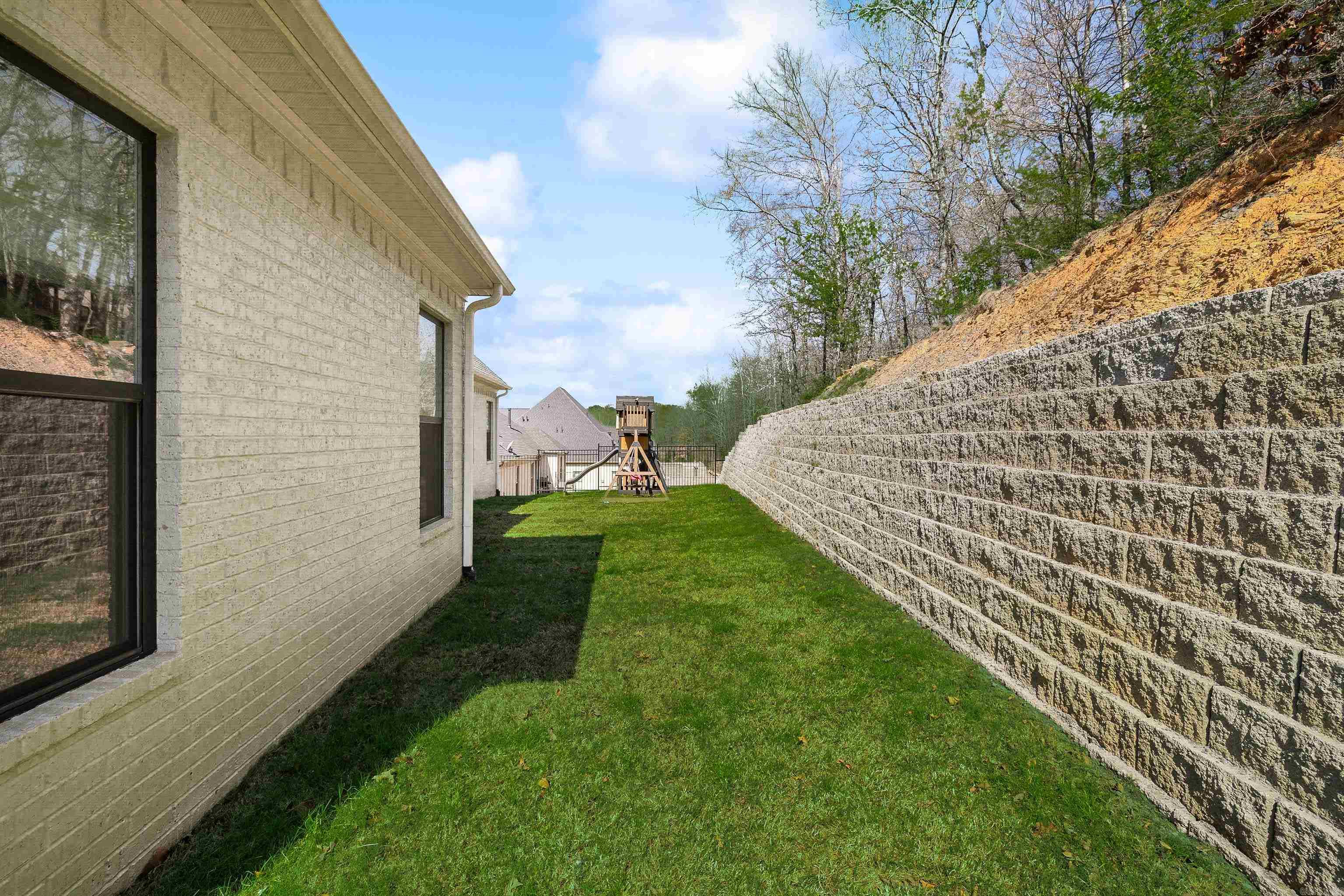 915 Valley Creek
