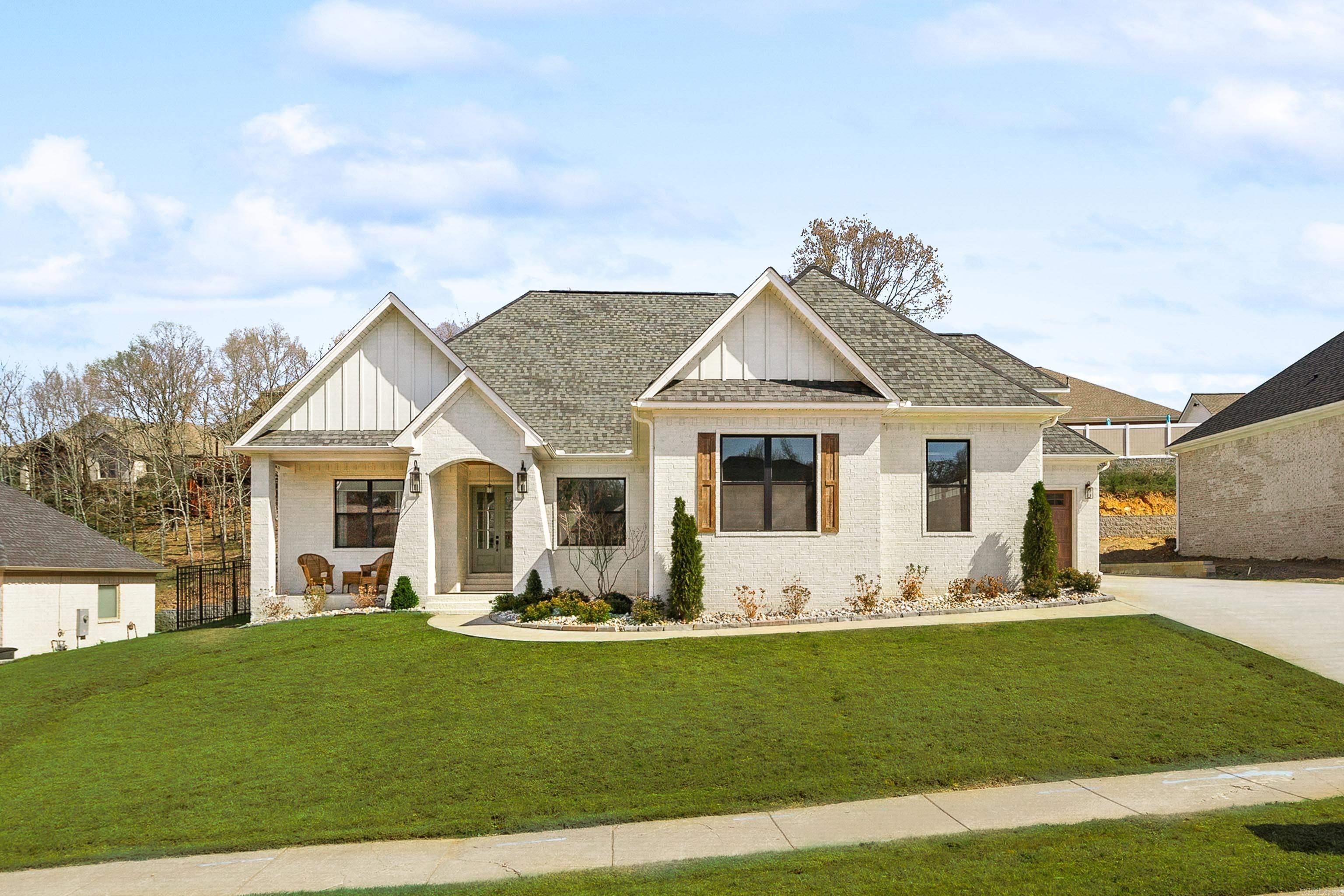 915 Valley Creek
