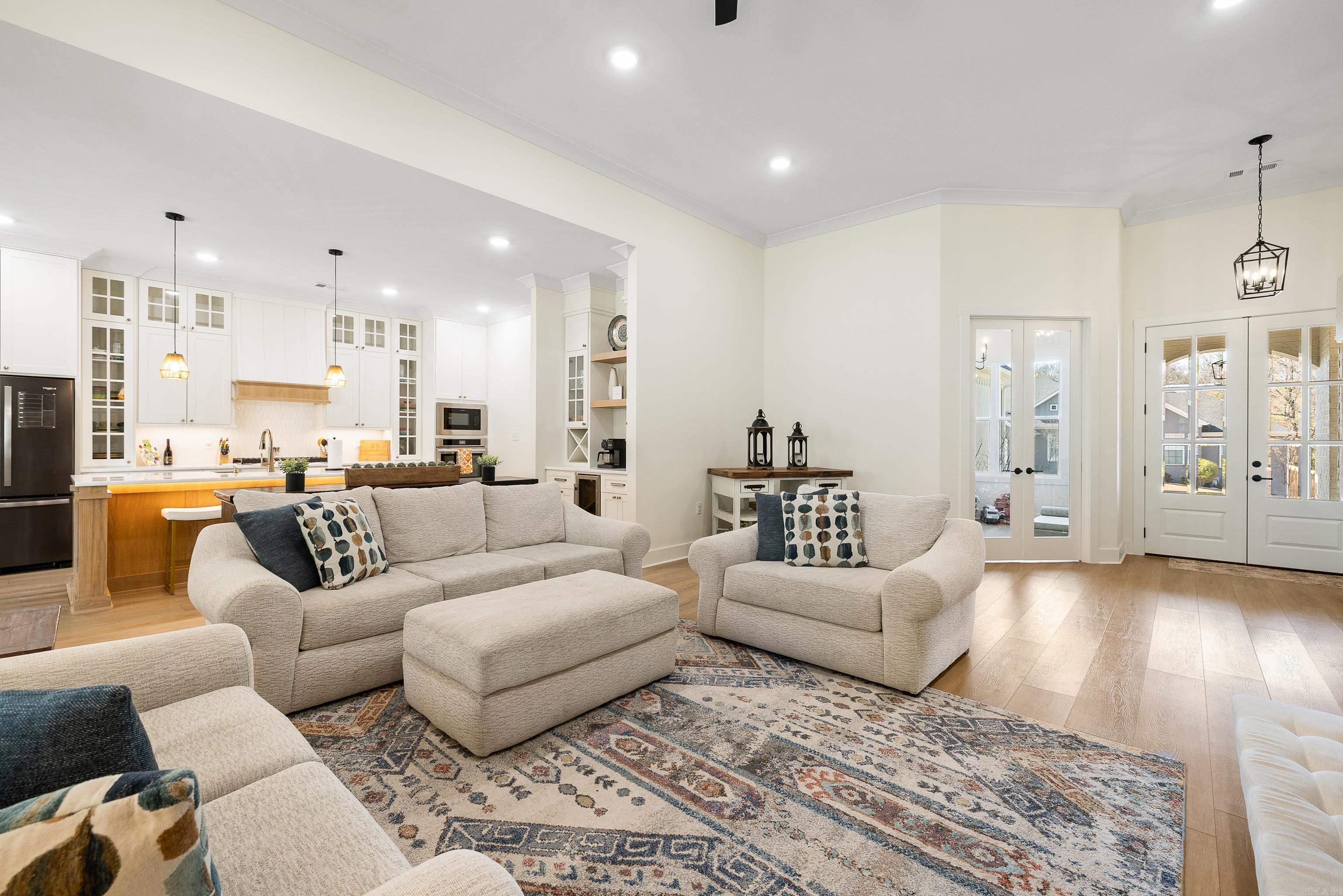 915 Valley Creek
