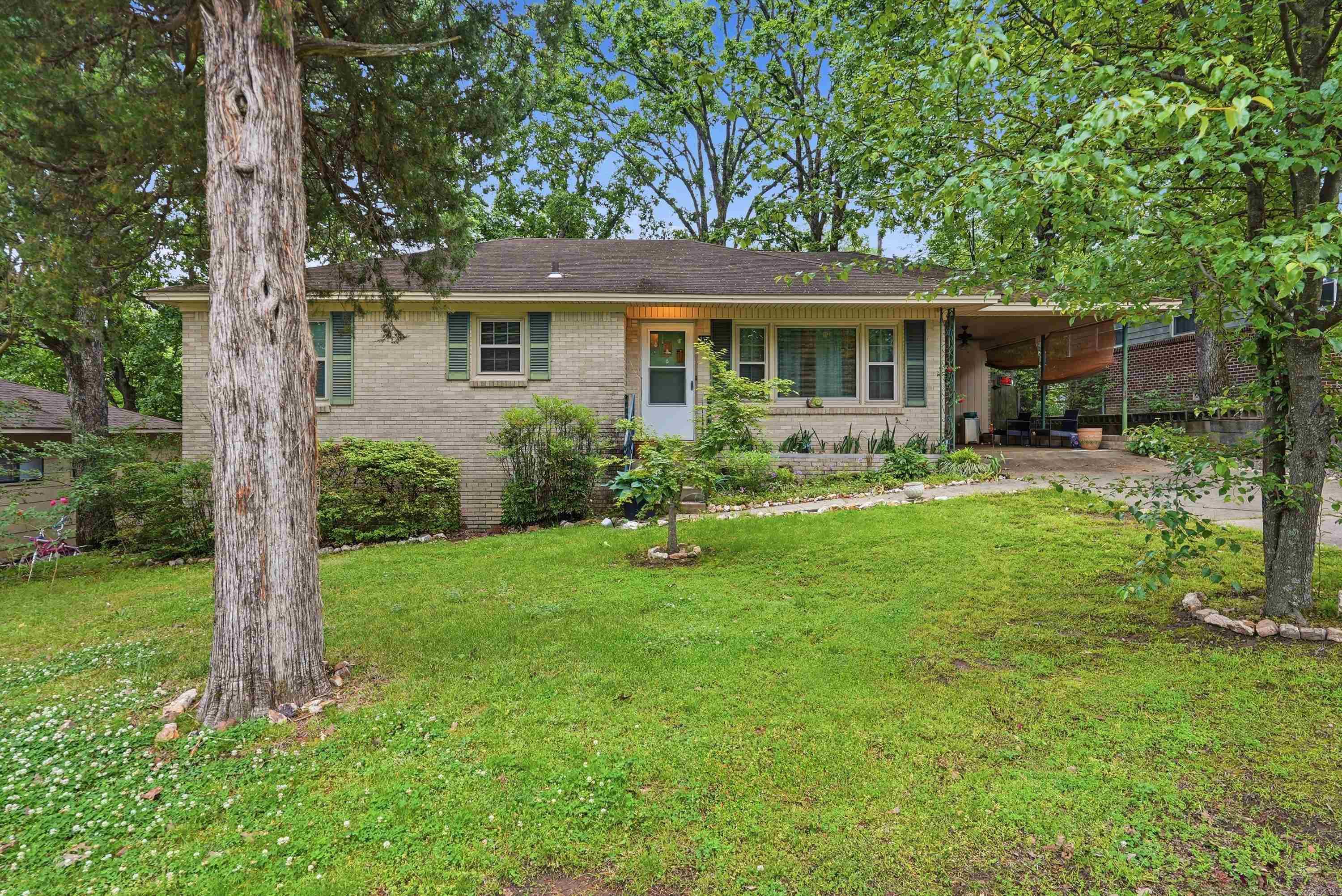 212 W J Avenue