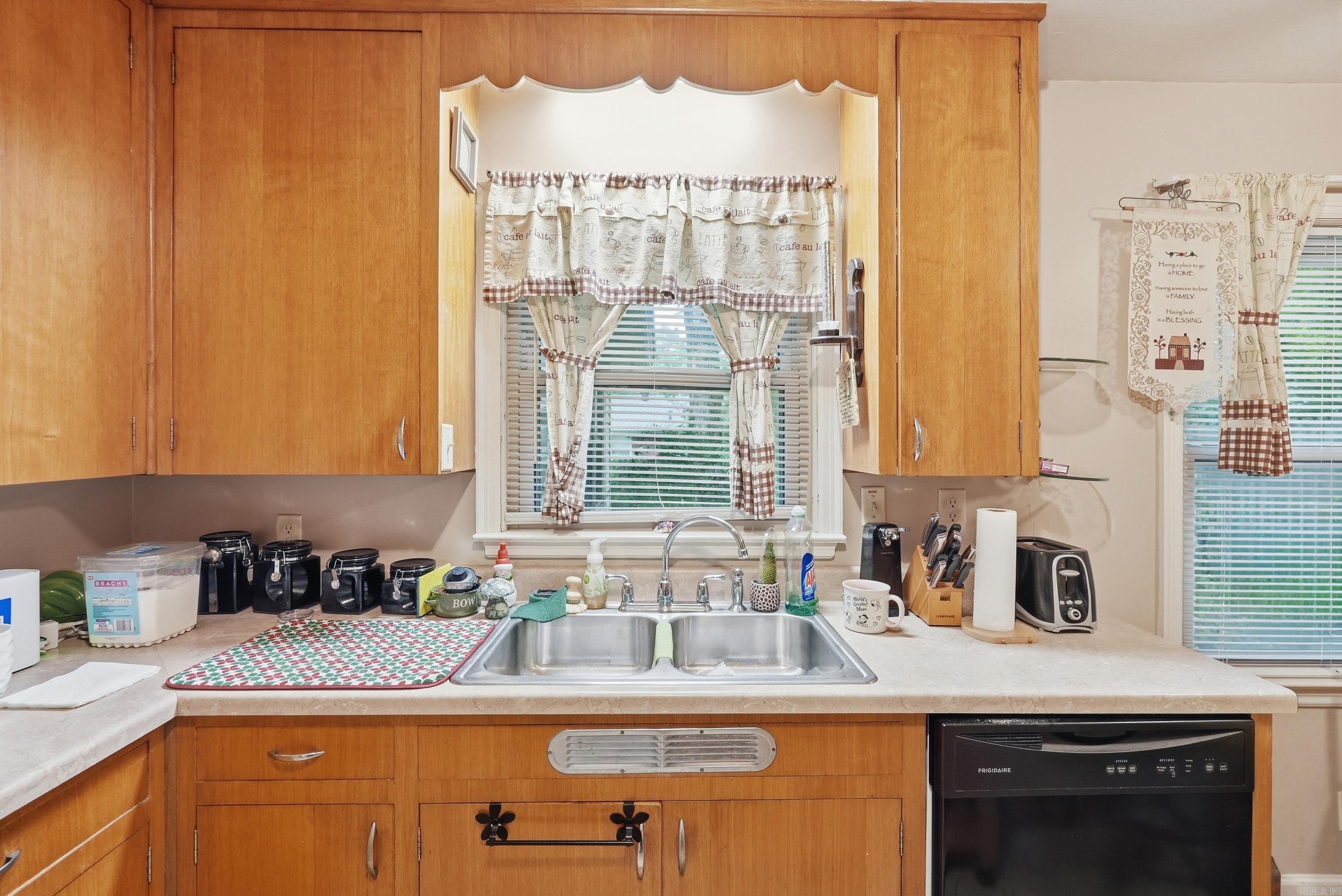 212 W J Avenue