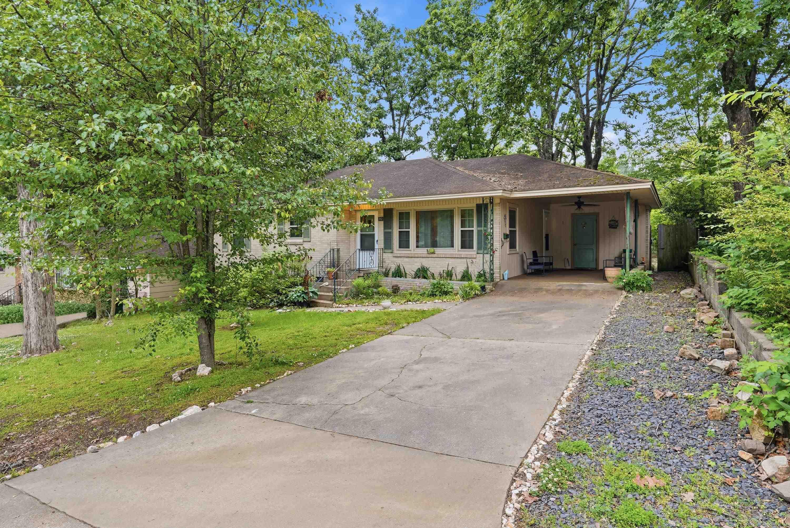 212 W J Avenue