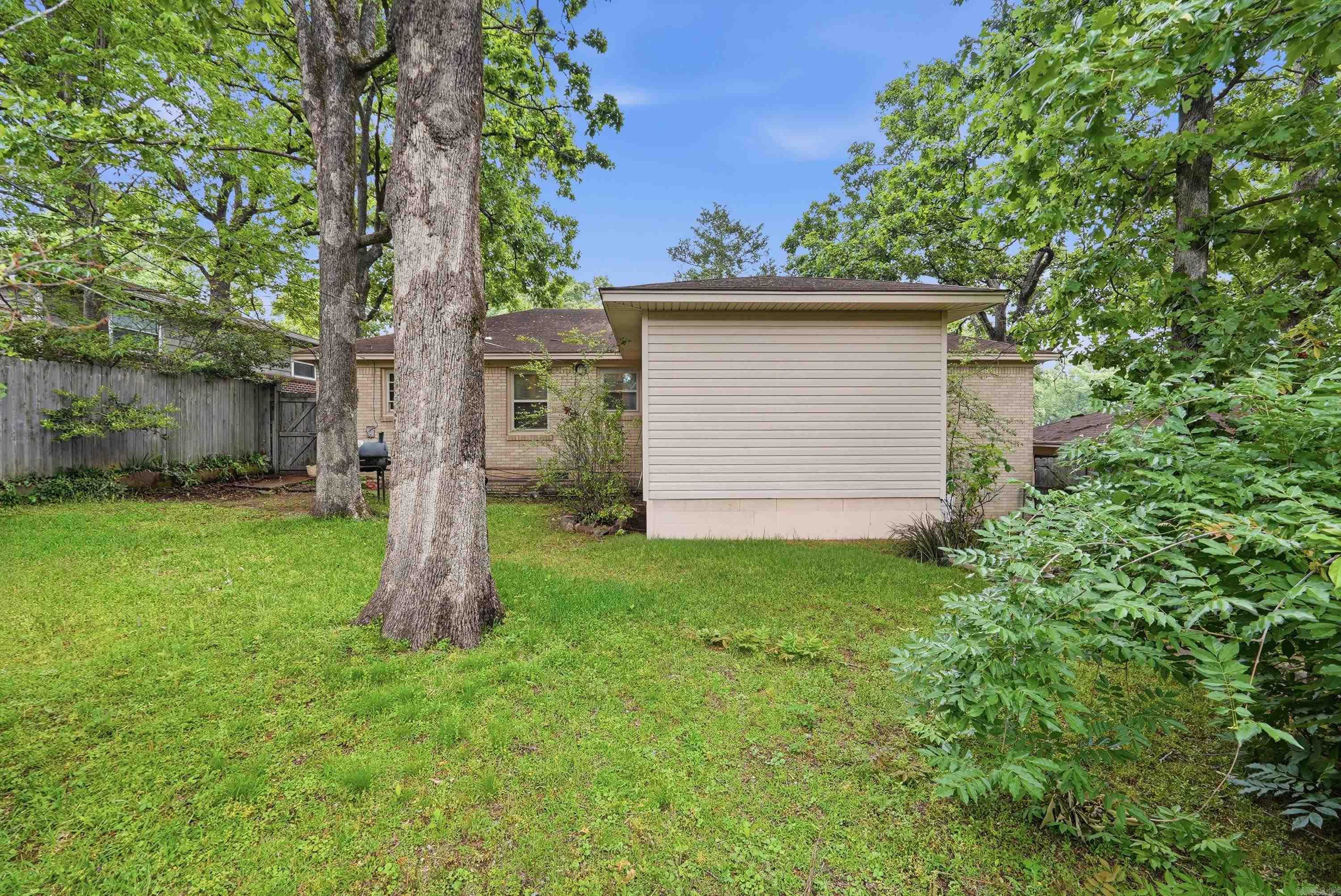 212 W J Avenue