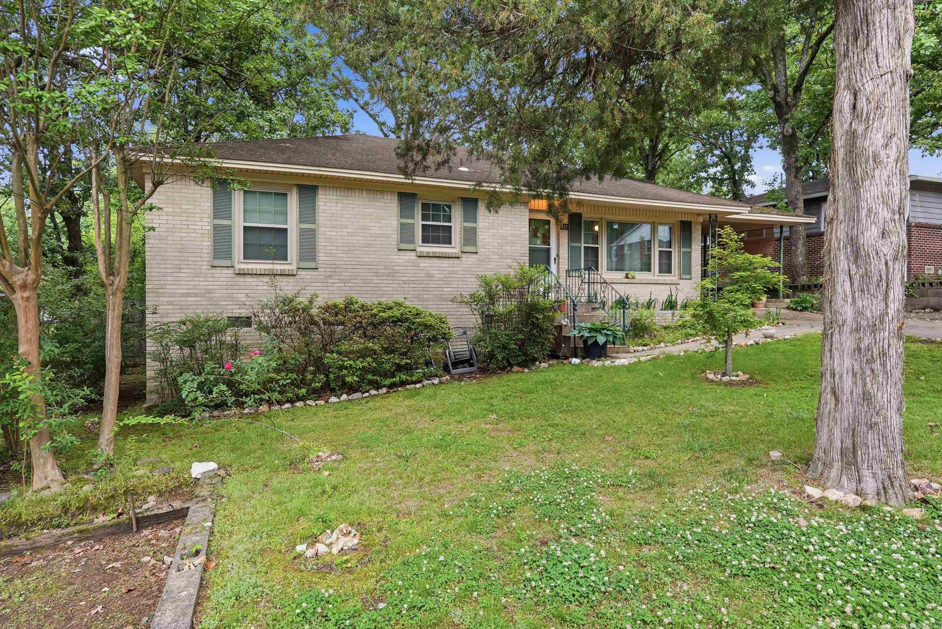212 W J Avenue