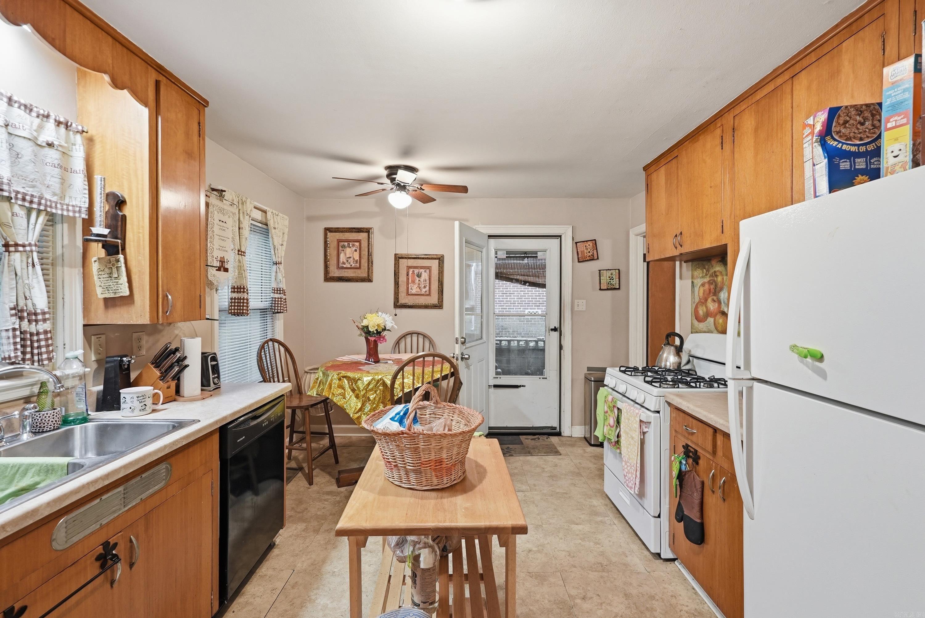 212 W J Avenue