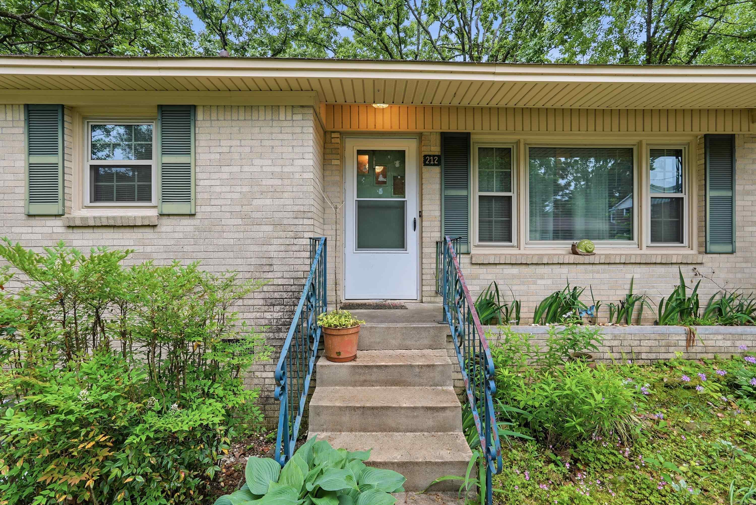 212 W J Avenue