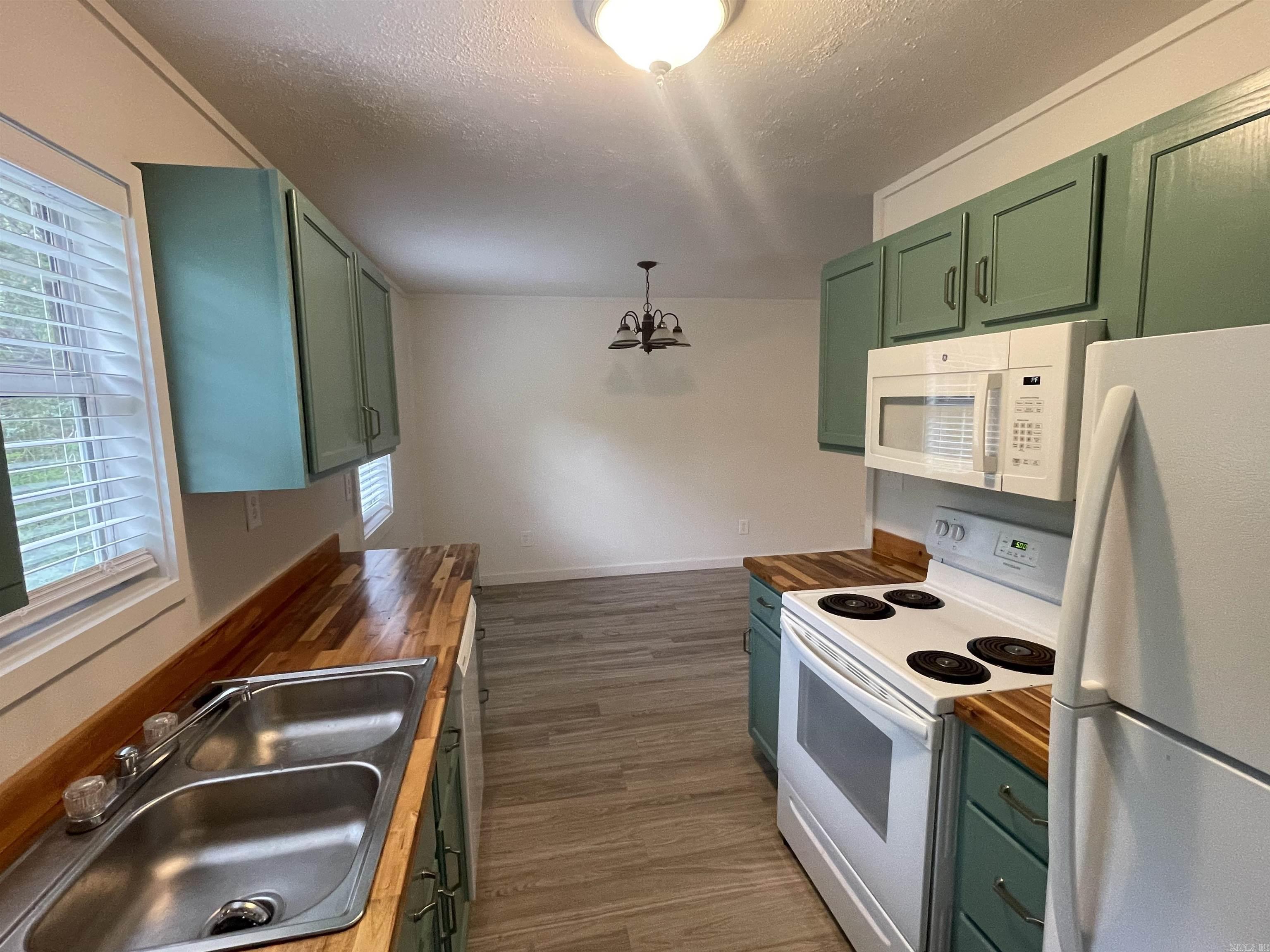 3076 Greers Ferry Rd