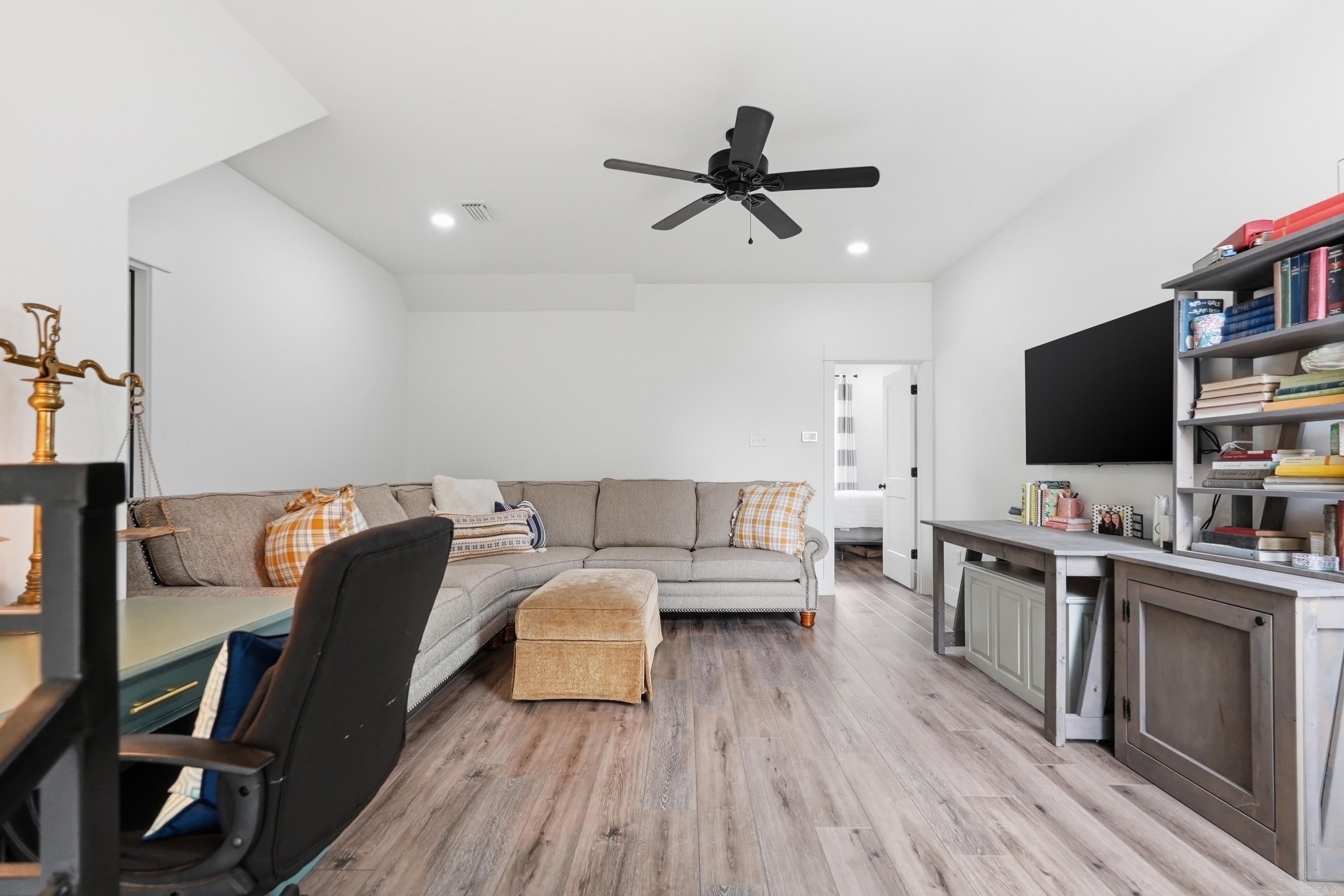 4885 Edgewood Pak