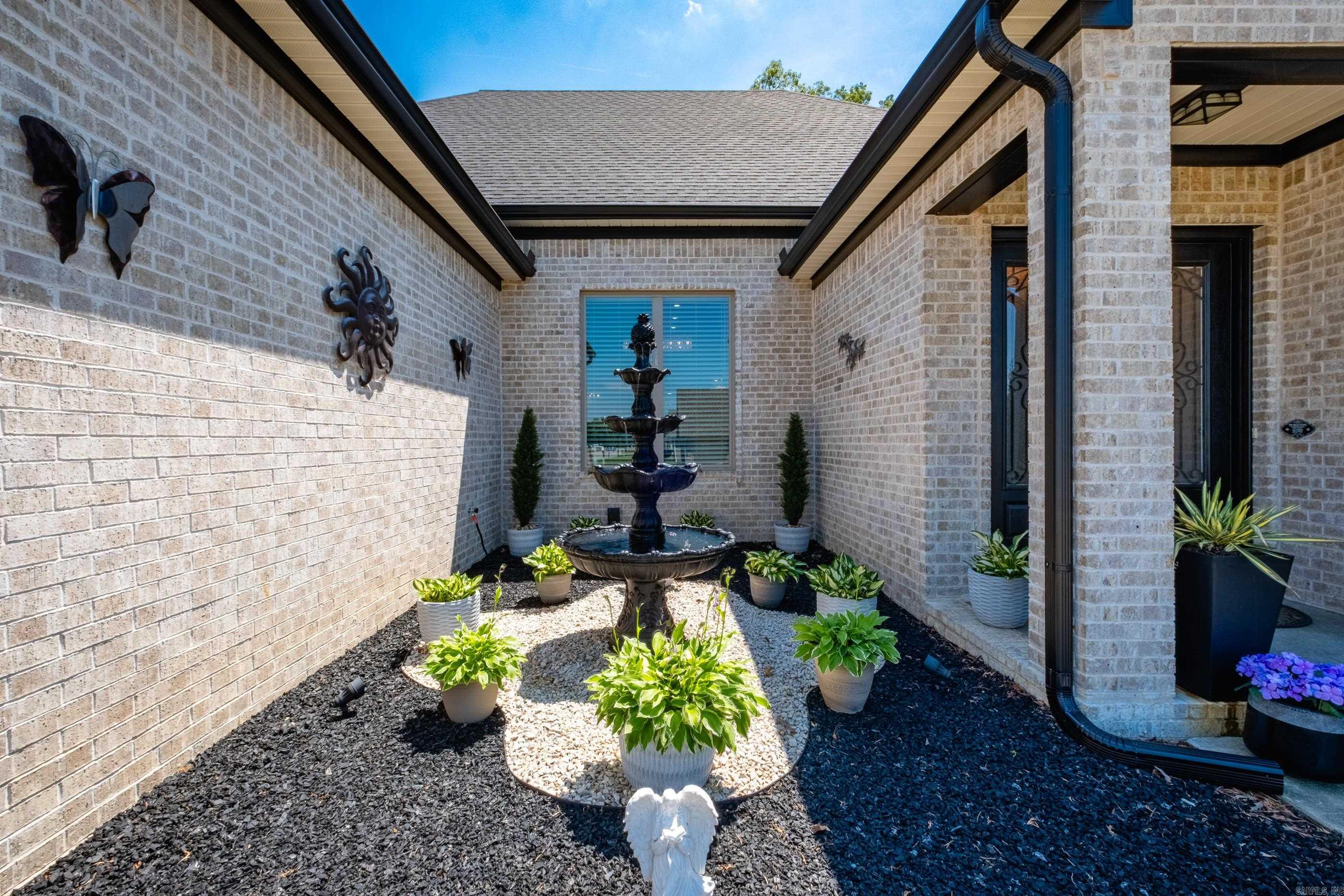 86 Lucia Lane